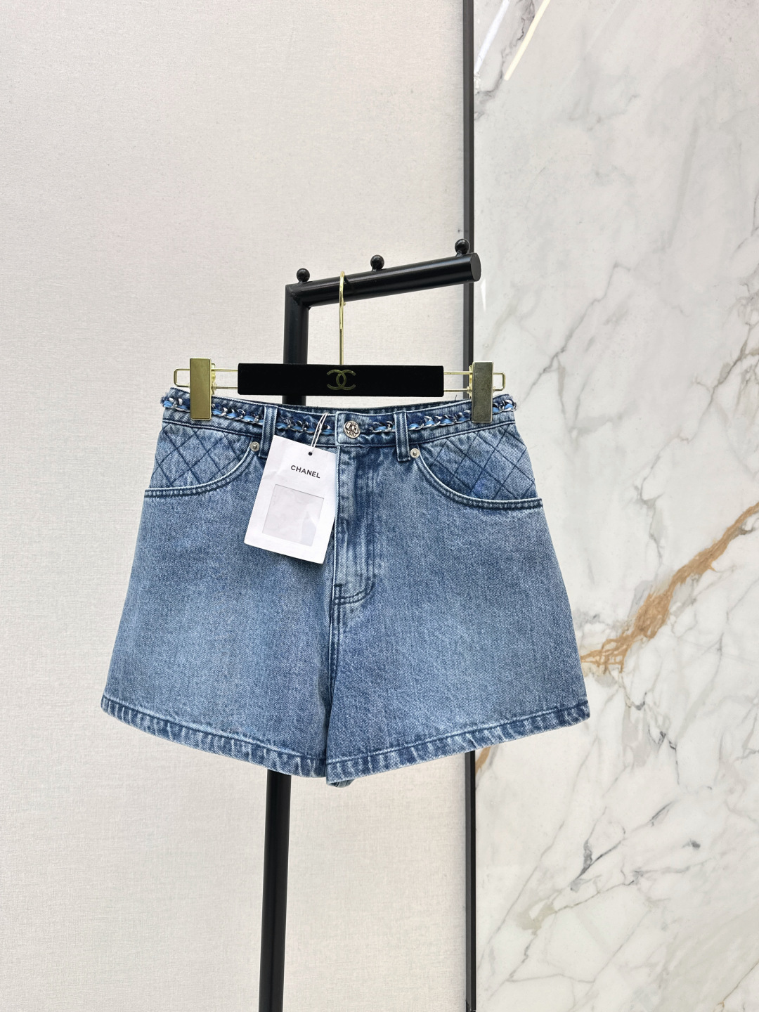 NO:753656,C Home 26Ss————The latest coco girl outfit for spring and summer 26p nostalgic washed denim shorts, hand-woven metal chain belt decoration, rhombus embroidery pockets, high-waisted A-line trousers, super stacking tool, custom enzyme washed denim fabric, a must-have item for Bai Fumei, the classic version makes the upper body look slimmer!  High weave count organic pure cotton denim with soft and delicate texture, nostalgic retro wash, fashionable and high-end tone, one color ready for sale sml,,chanel,shorts,19860909C家 26Ss————春夏最新款coco女孩穿搭26p怀旧洗水丹宁牛仔短裤手工编织金属链条腰带装饰 菱格刺绣口袋 高腰A字裤型超级叠搭神器 定制酵素洗水牛仔面料 白富美必入单品 经典版型上身巨显瘦！高织数有机纯棉牛仔质感柔软细腻 怀旧复古洗水时髦又高级的调调 一色现货发售sml,,chanel,shorts,,Women's clothing