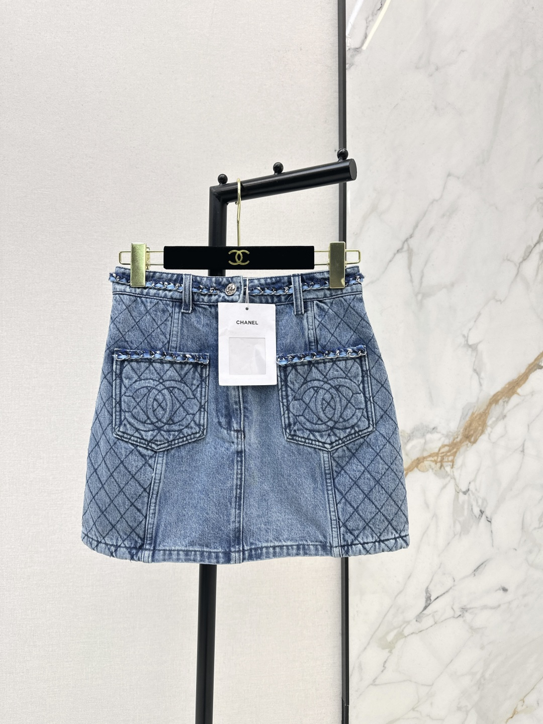 NO:753653,C Home 26Ss————The latest coco girl outfit for spring and summer, nostalgic washed denim skirt, hand-woven metal chain belt decoration, rhombus embroidered pockets, high-waisted super stacking artifact, customized enzyme washed denim fabric, a must-have item for Bai Fumei, classic version with slim upper body, high weave count organic cotton denim texture, soft and delicate, nostalgic retro washed fashionable and advanced tone, one color ready for sale sml,, chanel, skirts,19860909C家 26Ss————春夏最新款coco女孩穿搭怀旧洗水丹宁牛仔半裙手工编织金属链条腰带装饰 菱格刺绣口袋 高腰版型超级叠搭神器 定制酵素洗水牛仔面料 白富美必入单品 经典版型上身巨显瘦 高织数有机纯棉牛仔质感柔软细腻 怀旧复古洗水时髦又高级的调调 一色现货发售sml,,chanel,skirts,,Women's clothing