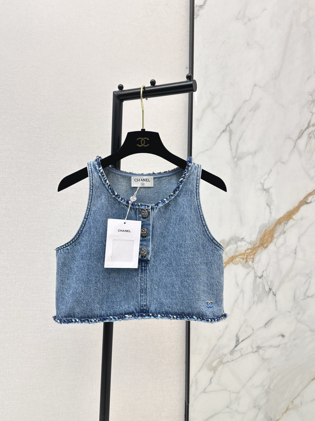 NO:753650,C Home 26Ss————Latest quality coco girl outfit for spring and summer, nostalgic washed denim vest, small top, hand-woven metal chain decoration, temperament small and short version, super stacking artifact, customized enzyme washed denim fabric, a must-have item for Bai Fumei, classic version with slim upper body, high weave count organic pure cotton denim texture, soft and delicate, nostalgic retro washed fashionable and advanced tone, one color ready for sale sml,,chanel,19860909C家 26Ss————春夏最新款品质coco女孩穿搭怀旧洗水丹宁牛仔背心小上衣手工编织金属链条装饰 气质小短款版型超级叠搭神器 定制酵素洗水牛仔面料 白富美必入单品 经典版型上身巨显瘦 高织数有机纯棉牛仔质感柔软细腻 怀旧复古洗水时髦又高级的调调 一色现货发售sml,,chanel,,Women's clothing