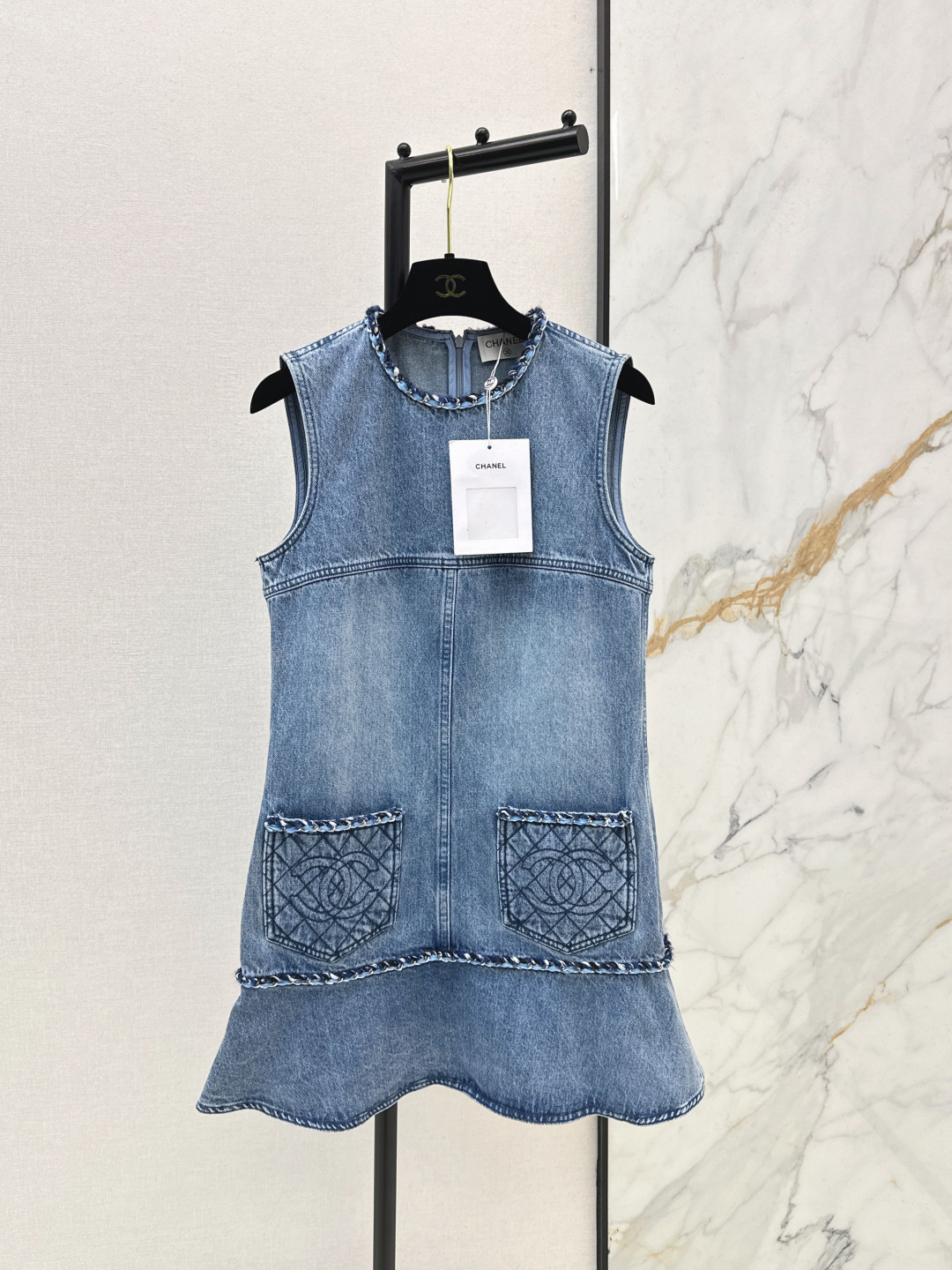 NO:753647,C Home 26Ss————The latest coco girl outfit for spring and summer, nostalgic washed denim vest dress, hand-woven metal chain decoration. Diamond embroidered pockets, classic version, the upper body is slimming. Customized enzyme washed denim fabric, a must-have item for Bai Fumei. High weave count organic pure cotton denim texture is soft and delicate. Nostalgic retro washed fashionable and advanced tone. One color ready for sale sml,, chanel, skirts,19860909C家 26Ss————春夏最新款coco女孩穿搭怀旧洗水丹宁牛仔背心连衣裙手工编织金属链条装饰.菱格刺绣口袋经典版型上身巨显瘦 定制酵素洗水牛仔面料 白富美必入单品 高织数有机纯棉牛仔质感柔软细腻 怀旧复古洗水时髦又高级的调调 一色现货发售sml,,chanel,skirts,,Women's clothing