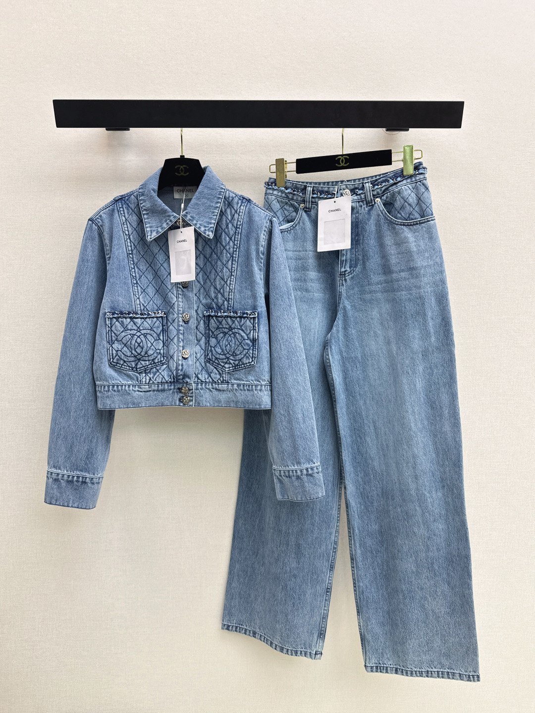 NO:753646,C Home 26Ss————The latest coco girl wear in spring and summer, nostalgic washed denim jacket, hand-woven metal chain decoration, rhombus embroidered pockets, classic version of the upper body, slimming, custom enzyme washed denim fabric, a must-have item for Bai Fumei, high weave count organic pure cotton denim, soft and delicate texture, nostalgic retro wash, fashionable and advanced tone, one color ready for sale sml,,chanel,jackets & coats,jackets & coats,19860909C家 26Ss————春夏最新款coco女孩穿搭怀旧洗水丹宁牛仔夹克外套手工编织金属链条装饰菱格刺绣口袋 经典版型上身巨显瘦 定制酵素洗水牛仔面料 白富美必入单品 高织数有机纯棉牛仔质感柔软细腻 怀旧复古洗水时髦又高级的调调 一色现货发售sml,,chanel,jackets & coats,jackets & coats,,Women's clothing