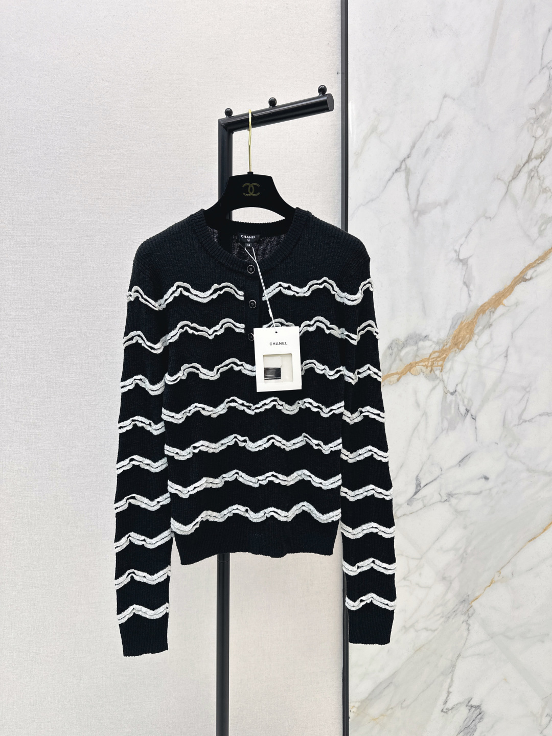 NO:753645,C Home 26Ss————The latest wavy knitted top in spring and summer with black and white color matching is super classic. German imported machine craftsmanship. White wavy convex design with full layering. High-quality knitted fabric. Soft and comfortable. Suitable for autumn and winter. Lapel + button placket. Simple and practical. OK to wear alone or layered with jackets. One color ready for sale sml,,chanel,jackets & coats,19860909C家 26Ss————春夏最新款波浪纹针织上衣黑白配色超经典 德国进口机工艺 白色波浪纹凸起设计 层次感满满 高品质针织面料 柔软舒适 秋冬穿超合适 翻领+纽扣开襟 简约又实用 单穿或叠搭外套都很OK～ 一色现货发售sml,,chanel,jackets & coats,,Women's clothing