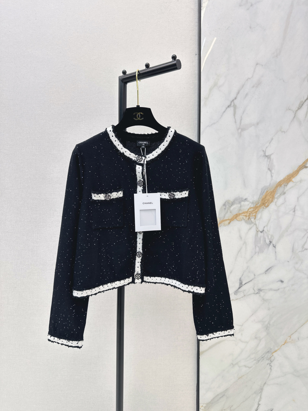 NO:753644,C Home 26Ss————The latest coco outfit for spring and summer. Customized contrast trimmed sequined cardigan jacket with sparkling sequin effect and full of high-end feeling. Imported woven starry effect, heavy industry and super texture. Customized yarn feels great. I love the gentle and elegant color. The classic double pocket slim version is slim. Elegant and atmospheric. Versatile and not picky. Bai Fumei must-have fashionable high-end items. One color ready for sale sml,,chanel,jackets & coats,19860909C家 26Ss————春夏最新款coco穿搭定制撞色饰边亮片开衫外套闪耀亮片效果高级感满满 进口机织满天星效果 重工超有质感 采用定制纱线手感超赞 大爱温柔优雅的色系 经典双口袋修身版型巨显瘦 气质优雅大气 百搭不挑人 白富美必备时髦高级单品 一色现货发售sml,,chanel,jackets & coats,,Women's clothing