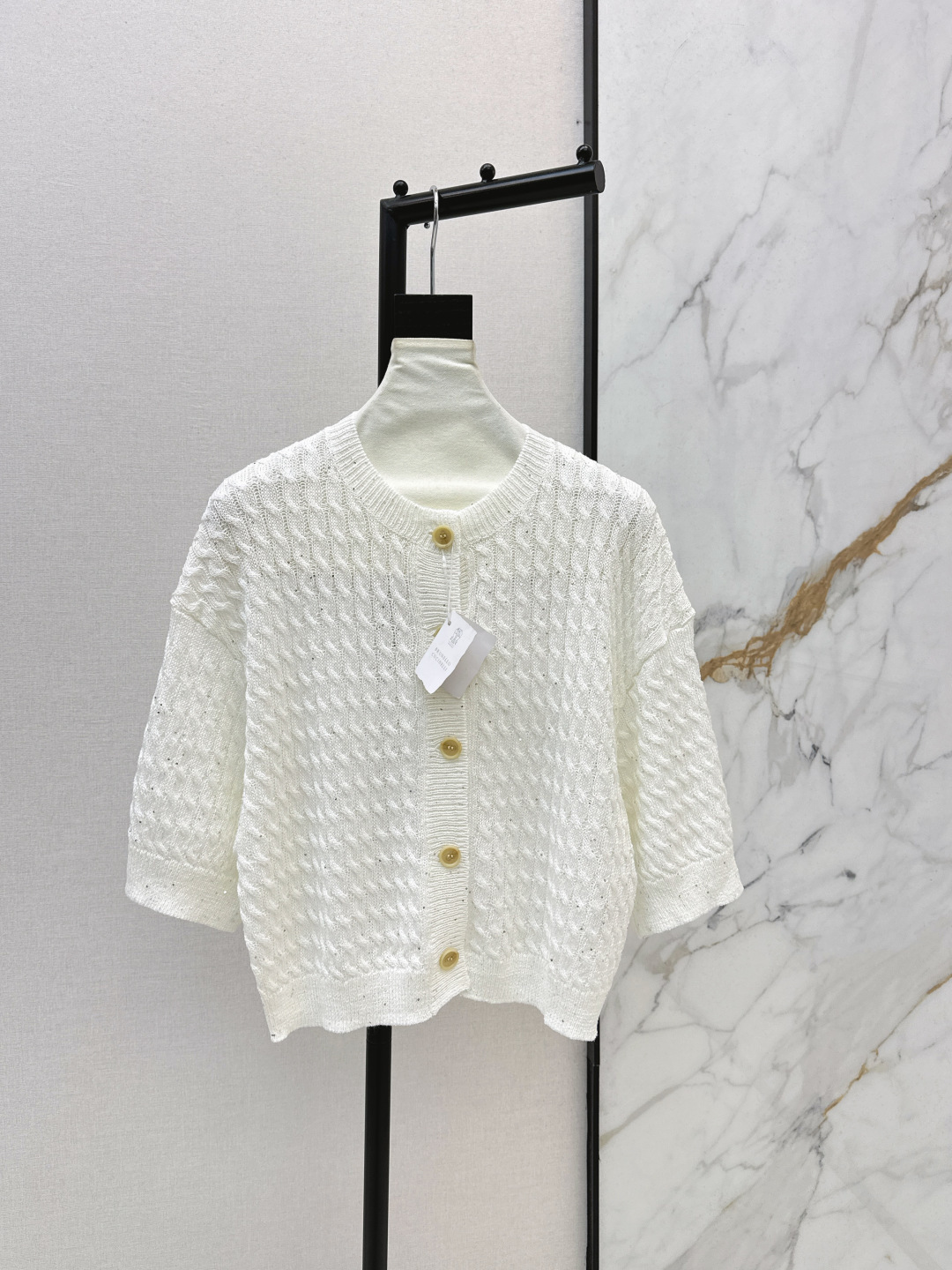 NO:753642,Old money style outfit Bc 26Ss————The latest cable bead version short-sleeved cardigan for spring and summer has a lazy and comfortable atmosphere. Minimalist old money style outfit. Italian aesthetic beaded yarn heavy industry is luxurious, mysterious and noble. Swiss weaving craftsmanship creates a low-key luxurious high-end feel. The style is casual and elegant. Classic and not flattering on the upper body, super slim. Two colors are available for sale sml,, T-shirt,19860909老钱风穿搭 Bc 26Ss————春夏最新款绞花珠版短袖开衫慵懒自在的氛围感 极简老钱风穿搭 意大利美学珠片纱线重工奢华神秘又高贵 瑞士机织工艺打造低调奢华的高级感 版型气质随性优雅 经典不挑人上身超显瘦 两色现货发售sml,,T-shirt,,Women's clothing