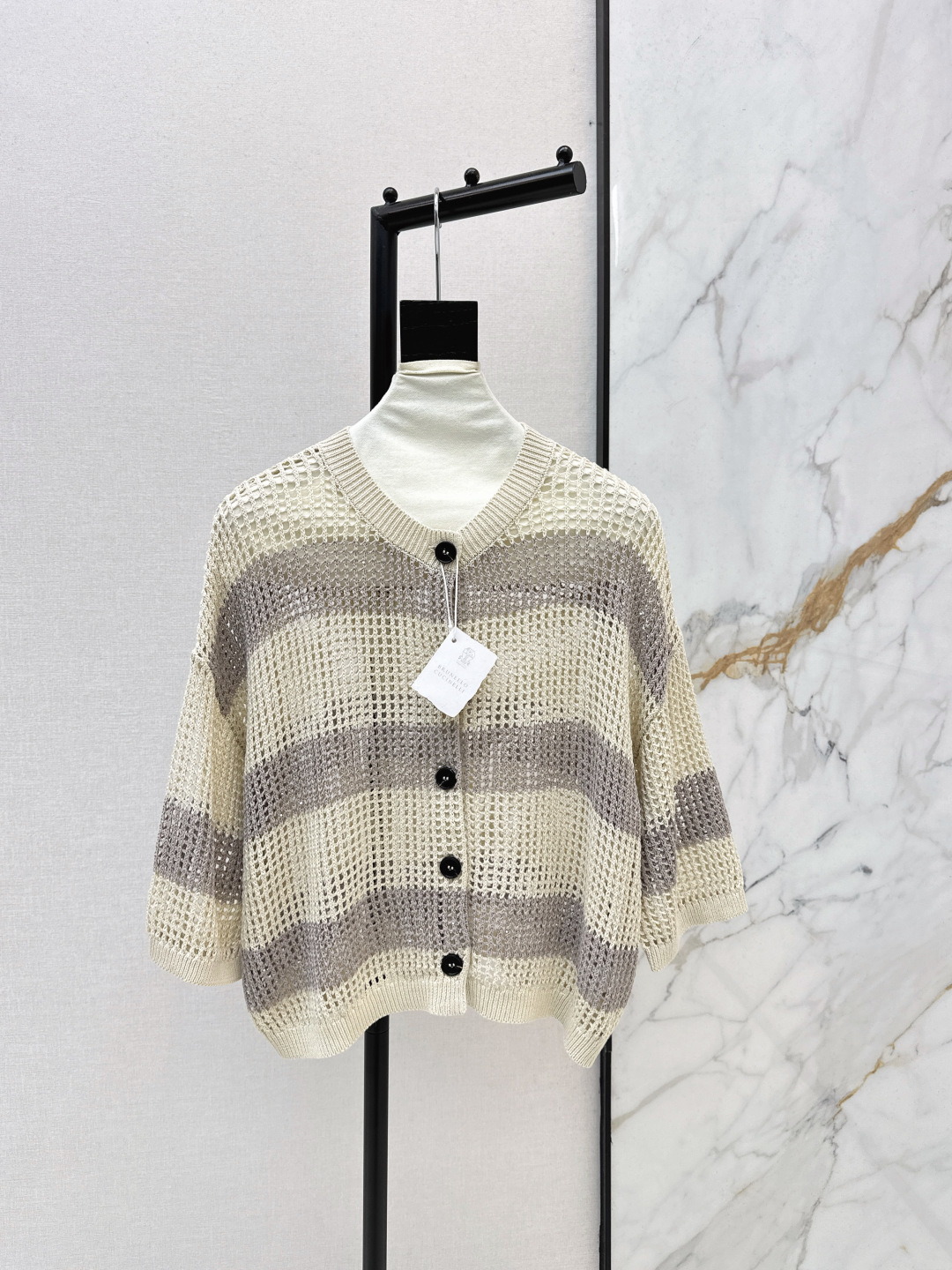 NO:753641,Old money style outfit Bc 26Ss————Latest spring and summer striped short-sleeved cardigan with a lazy and comfortable atmosphere Minimalist old money style outfit Italian aesthetic color sequined yarn Heavy industry luxury mysterious and noble Swiss weaving craftsmanship creates a low-key luxury high-end style The style is casual and elegant Classic not picky and super slim One color ready for sale sml,, T-shirt,19860909老钱风穿搭 Bc 26Ss————春夏最新款缕空条纹短袖开衫慵懒自在的氛围感 极简老钱风穿搭 意大利美学配色珠片纱线 重工奢华神秘又高贵 瑞士机织工艺打造低调奢华的高级感 版型气质随性优雅 经典不挑人上身超显瘦 一色现货发售sml,,T-shirt,,Women's clothing