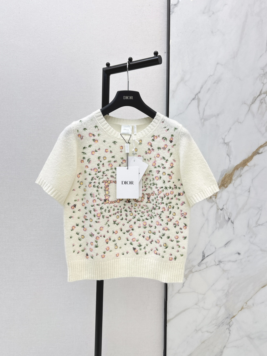 NO:753640,CD 26Ss————The latest spring and summer quality Summer limited series Fengshen stunning white flower pattern positioning embroidery cashmere short-sleeved sweater imported 100% cashmere yarn quality is superb Swiss machine full width heavy industry multi-color positioning embroidery craft flower series is super beautiful White and rich beauty must buy Luxury high-end single product Classic versatile version temperament elegant age-reducing girlish style Looks great with gauze skirts and jeans One color ready for sale sml, skirts, jeans, sweaters, T-shirt,19860909CD 26Ss————春夏最新款品质Summer限定系列封神绝美白花图案定位刺绣羊绒短袖毛衣进口百分百羊绒纱线质量超赞 瑞士机满幅重工多色定位刺绣工艺花系列超美 白富美必入 奢华高级单品 经典百搭版型气质优雅减龄少女风 搭配纱裙牛仔裤都好看 一色现货发售sml,,skirts,jeans,sweaters,T-shirt,,Women's clothing