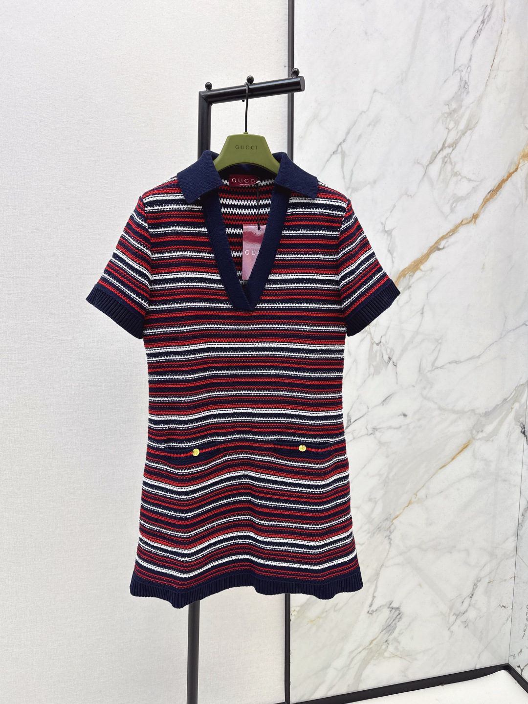 NO:753639,Gu 26Ss————The latest spring and summer V-neck color-blocked striped knitted dress. The new season’s daughter’s dress. The knitted skirt is really a must-have when it comes to showing off your figure and temperament. The upper body is so gentle. Custom-spun cotton blended yarn. Red, white and navy color-blocked horizontal striped fabric. The fabric feels comfortable and the decoration is crisp and well-shaped. V-neck pullover version. Double pockets on the waist and patch pockets decorated with gold carved buttons.  The loose-fitting small straight version of the upper body follows the body and brings out a sense of lines, showing a taller and slimmer figure. One color ready for sale sml,,skirts,19860909Gu 26Ss————春夏最新款V领拼色条纹针织连衣裙新一季的千金大小姐裙子 论显身材显气质针织裙真的是一绝 上身真太温柔了 定纺棉质混纺纱线 红色白色和藏青色拼色横条纹织面 面料手感爽饰挺括型好 V领套头版型 腰身双口袋贴袋饰金色雕花扣子 松身小直筒版型上身跟随身材带出线条感显高瘦身材 一色现货发售sml,,skirts,,Women's clothing