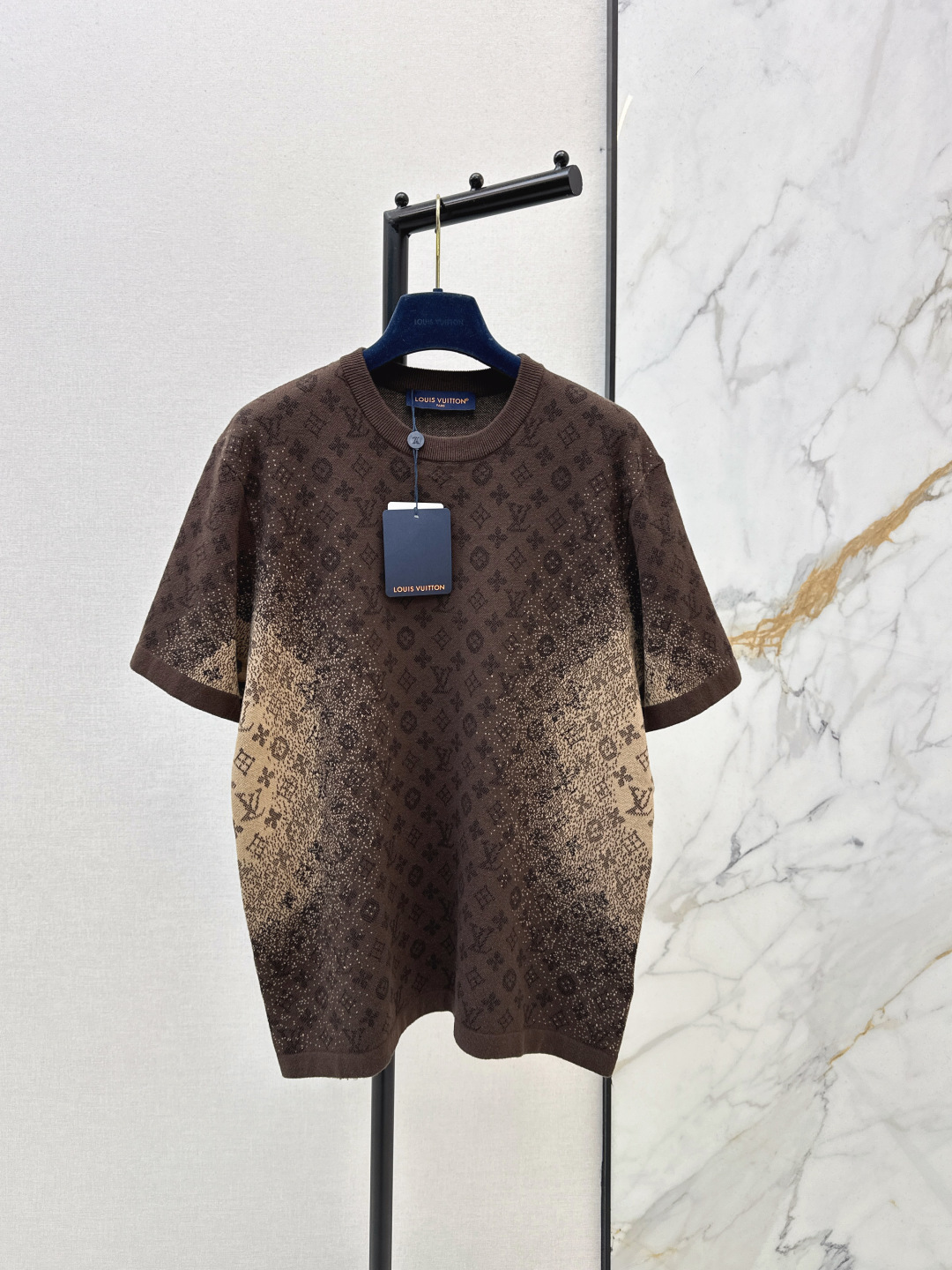 NO:753638,L Family 26Ss————The latest logo knitted short-sleeve style in early spring. Same style for men and women. The loose fit is full of loose texture. The soft and waxy fabric is both comfortable and high-end. Wearing it alone is a energetic and trendy girl. Pair it with denim trousers to make it more casual and lazy. The same color is available in stock sml, louis vuitton, T-shirt,19860909L家 26Ss————早春最新款logo针织短袖 男女同款 宽松版型裹满松弛质感 软糯面料兼顾舒适与高级 单穿是元气潮妹 搭牛仔长裤更显随性慵懒 一色现货发售sml,,louis vuitton,T-shirt,,Women's clothing