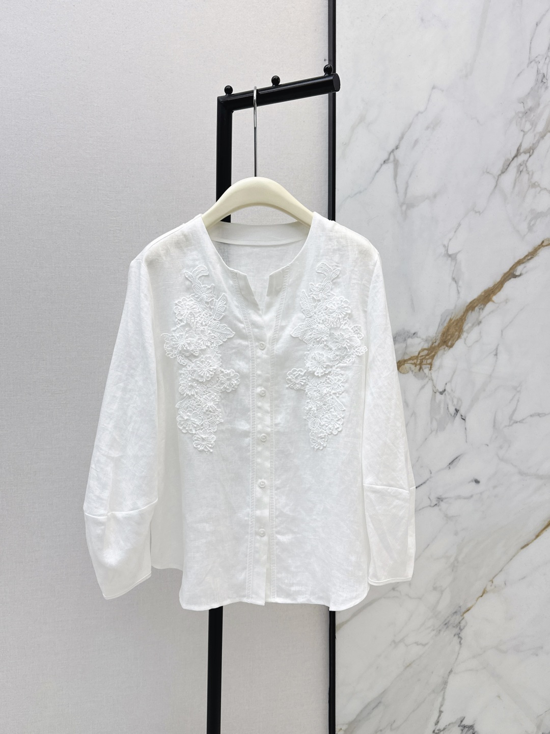 NO:753637,Fashionable design 26Ss - the latest lace-decorated patchwork shirt for spring and summer. A shirt that makes the upper body softer in seconds. It seems to have its own filter. It is spliced ​​with three-dimensional lace flowers. It is eye-catching and can elongate the visual sense of body proportions. It is practical and has a sense of design. One color ready for sale sml,, shirts,19860909时髦设计 26Ss————春夏最新款花边装饰拼接衬衫 上身秒变温柔感的一款衬衫 仿佛自带滤镜感 拼接了立体的蕾丝花 吸睛又能拉长身材比例视觉感 很实穿又有设计感 一色现货发售sml,,shirts,,Women's clothing