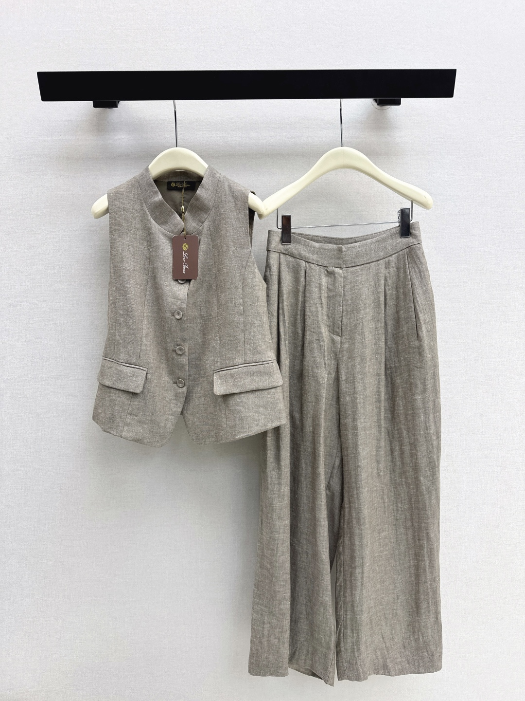 NO:753636,470L 26Ss————The latest high-end old-money style minimalist suit for spring and summer. Sleeveless vest + straight pants. High-end old-money style outfit. The upper body is handsome and fashionable. Create casual and comfortable items. Versatile and not picky. The texture of linen fabric is comfortable and breathable. One set. One color ready for sale sml,, loro piana,19860909470L 26Ss———春夏最新款高级老钱风穿搭极简套装 无袖马甲+直筒裤 高级老钱风穿搭 上身帅气又时髦 打造休闲舒适单品 百搭不挑人 亚麻面料质感舒适透气 一套出 一色现货发售sml,,loro piana,,Women's clothing