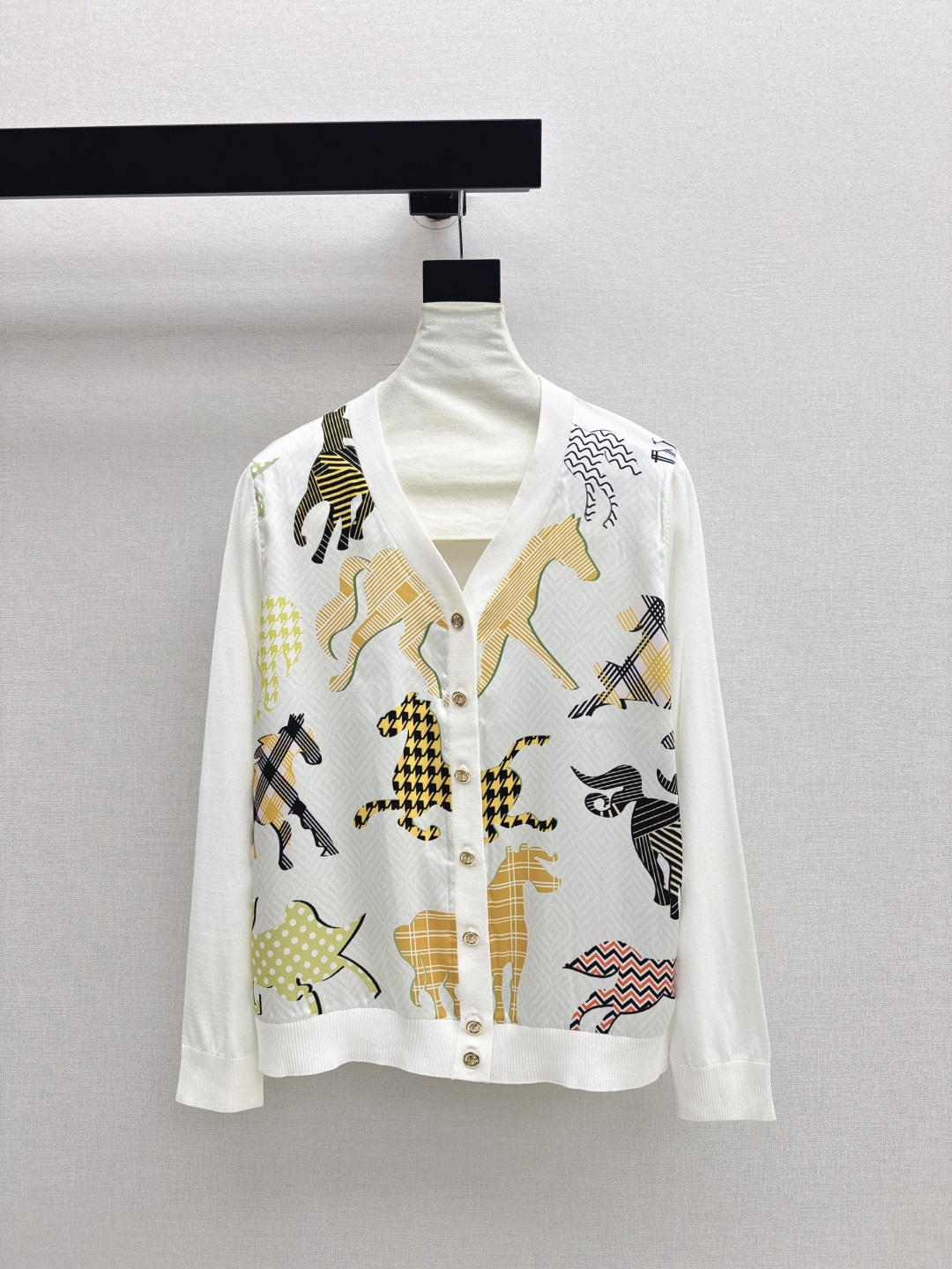 NO:753635,Exclusive debut of Her 26Ss - the latest rayon printed pattern stitching knitted cardigan for early autumn, Tencel knitted fabric stitching twill rayon, light and thin texture, very breathable, must-have item, classic version, not flattering, the upper body is slim and versatile, three colors are available for sale sml,,19860909独家首发 Her 26Ss———早秋最新款人丝印花图案拼接针织开衫天丝针织面料拼接斜纹人丝 轻薄的质感透气性很好 必备单品 经典版型不挑人 上身显瘦又百搭 三色现货发售sml,,,Women's clothing