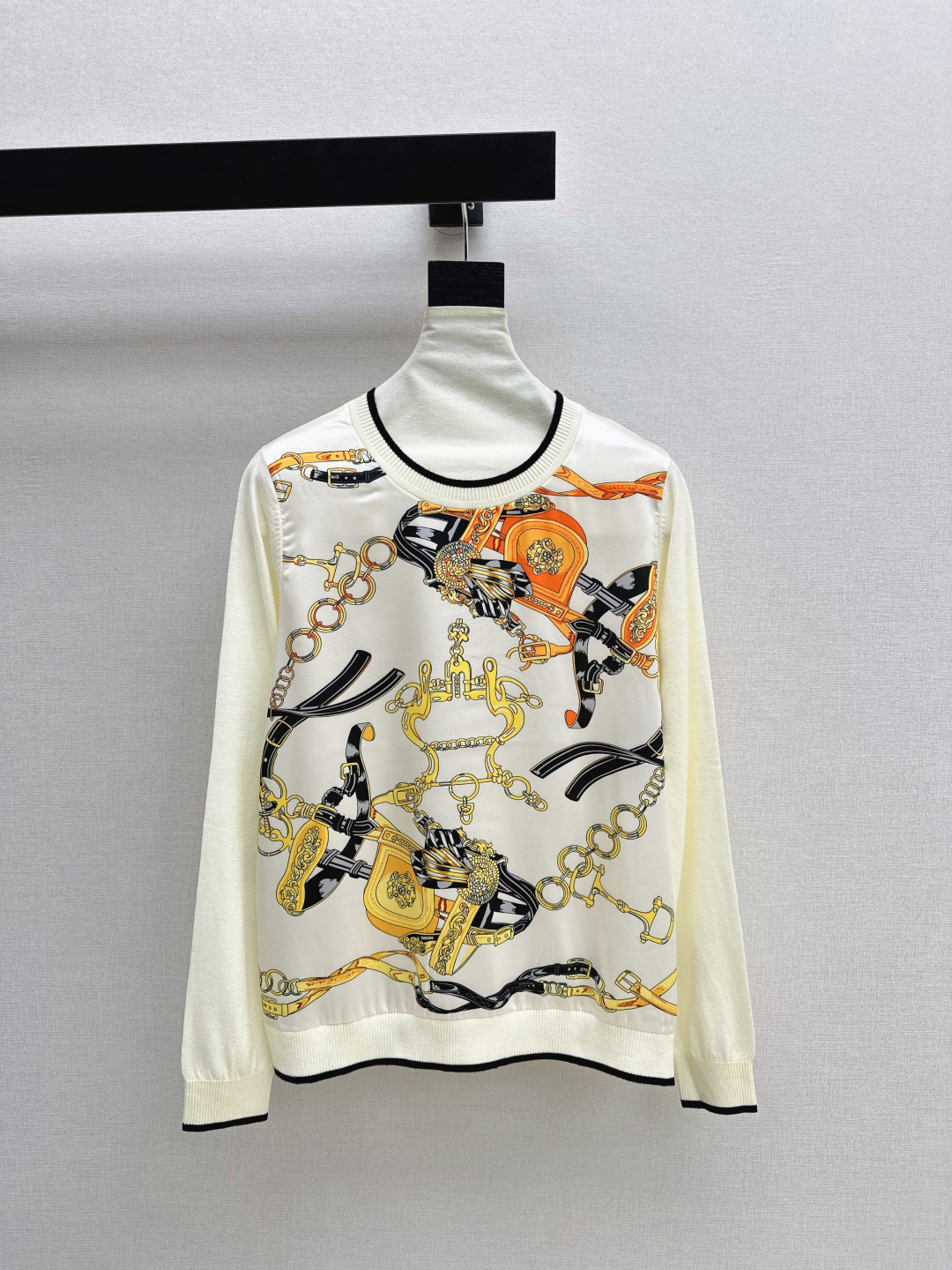 NO:753632,Exclusive launch of Her 26Ss - the latest spring and summer rayon printed pattern spliced ​​sweater. Tencel knitted fabric spliced ​​twill rayon. Light and thin texture with good breathability. A must-have item. The classic version is not flattering and the upper body is slim and versatile. Two colors are available for sale sml,,19860909独家首发 Her 26Ss———春夏最新款人丝印花图案拼接针织衫天丝针织面料拼接斜纹人丝 轻薄的质感透气性很好 必备单品 经典版型不挑人 上身显瘦又百搭 两色现货发售sml,,,Women's clothing