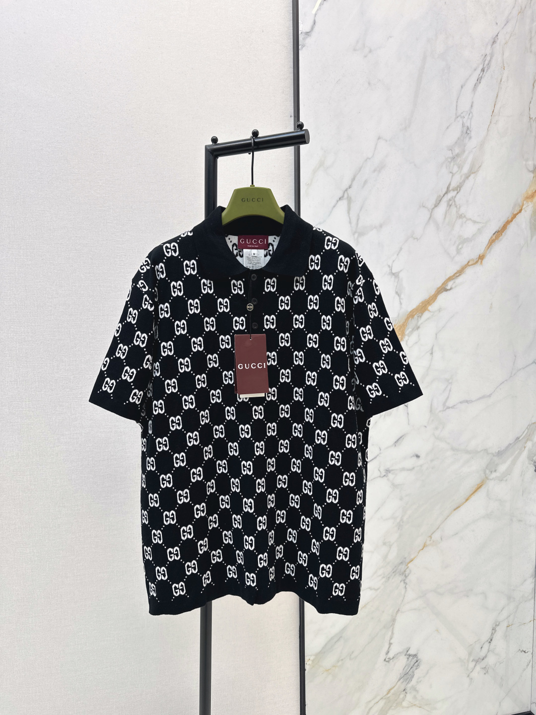 NO:753631,Gu 26Ss————The latest style of logo knitted lapel short-sleeves in early spring. Same style for men and women. The loose fit is full of loose texture. The soft and waxy fabrics are both comfortable and high-end. Wearing alone is a trendy girl. Paired with denim trousers, it will look more casual and lazy. Available in stock in one color, sml, T-shirt,19860909Gu 26Ss————早春最新款logo针织翻领短袖 男女同款 宽松版型裹满松弛质感 软糯面料兼顾舒适与高级 单穿是元气潮妹 搭牛仔长裤更显随性慵懒 一色现货发售sml,,T-shirt,,Women's clothing