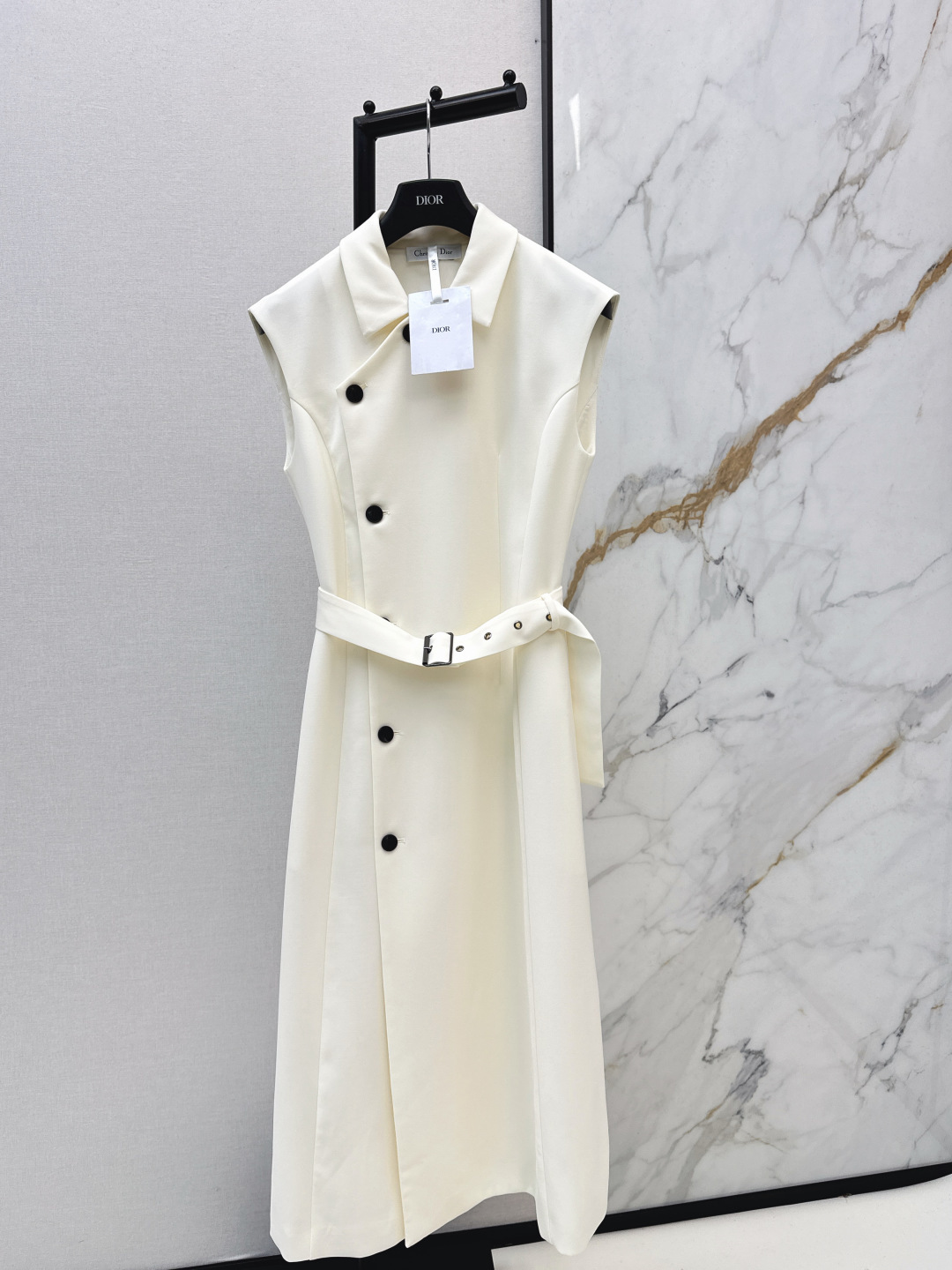 NO:753630,CD 26Ss————The latest mid-length dress with diagonal buttons for spring and summer. The belted waist version has a minimalist and high-end feel. It is capable and gentle. The texture of imported fabrics is awesome. The three-dimensional tailoring version has a slim and tall upper body. It can be easily controlled regardless of height or fat. It creates a casual and elegant temperament. A dress that improves the clothes when attending parties. Two colors are available for sale sml,,skirts,19860909CD 26Ss————春夏最新款斜开扣中长款连衣裙 腰带束腰版型极简高级感 干练又尽显温柔 进口面料质感超赞 立体剪裁版型上身纤瘦高挑 无论高矮胖瘦都能轻松驾驭 打造随性优雅气质 聚会出席提高衣品的连衣裙 两色现货发售sml,,skirts,,Women's clothing