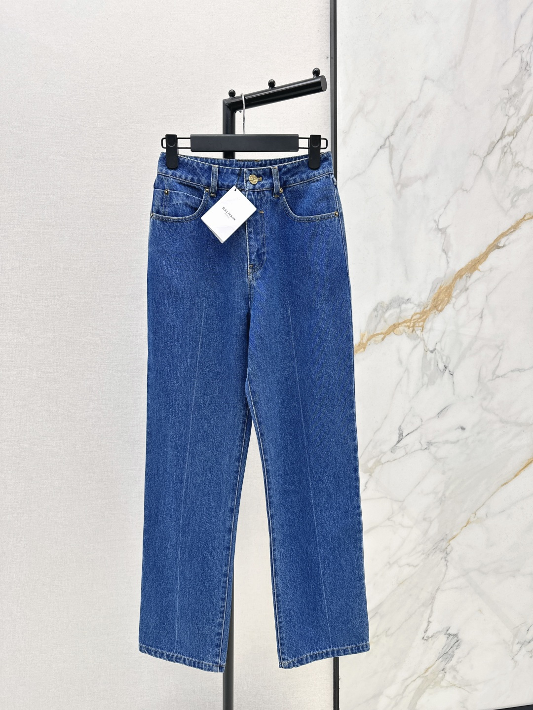 NO:753629,Fashionable outfit Bal 26Ss——————The latest handsome denim suit for spring and summer. Short denim jacket + jeans. This set is highly recommended. The short version is cut. One set matches the upper body and the whole atmosphere is instantly full. It can be full of fashion without careful matching. The design is in place. One color is separated. Ready for sale sml,,jeans,jackets & coats,19860909时髦感穿搭 Bal 26Ss—————春夏最新款帅气牛仔套装 小短款牛仔外套+牛仔裤 这套太推荐了 小短款版型剪裁 一套搭配上身一整个氛围感一下子拉满 无需精心搭配就可以时髦感满满 设计感很到位 一色分开发 现货发售sml,,jeans,jackets & coats,,Women's clothing