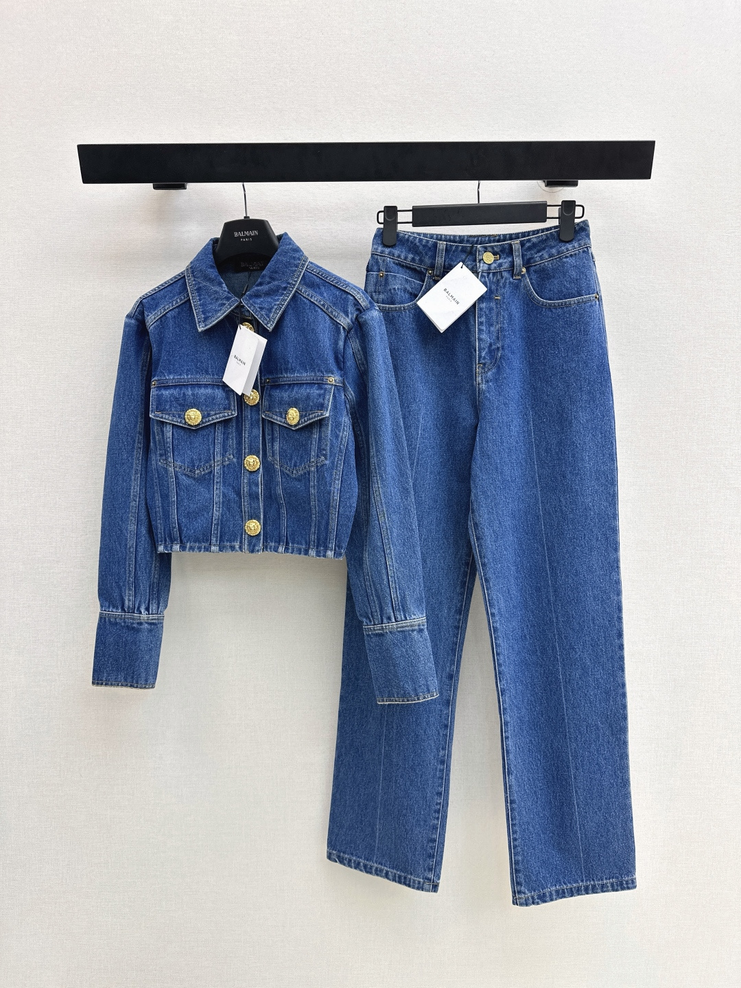 NO:753627,Fashionable outfit Bal 26Ss——————The latest handsome denim suit for spring and summer. Short denim jacket + jeans. This set is highly recommended. The short version is cut. One set matches the upper body and the whole atmosphere is instantly full. It can be full of fashion without careful matching. The design is in place. One color is separated. Ready for sale sml. Outside,,jeans,jackets & coats,19860909时髦感穿搭 Bal 26Ss—————春夏最新款帅气牛仔套装 小短款牛仔外套+牛仔裤 这套太推荐了 小短款版型剪裁 一套搭配上身一整个氛围感一下子拉满 无需精心搭配就可以时髦感满满 设计感很到位 一色分开发 现货发售sml 外,,jeans,jackets & coats,,Women's clothing