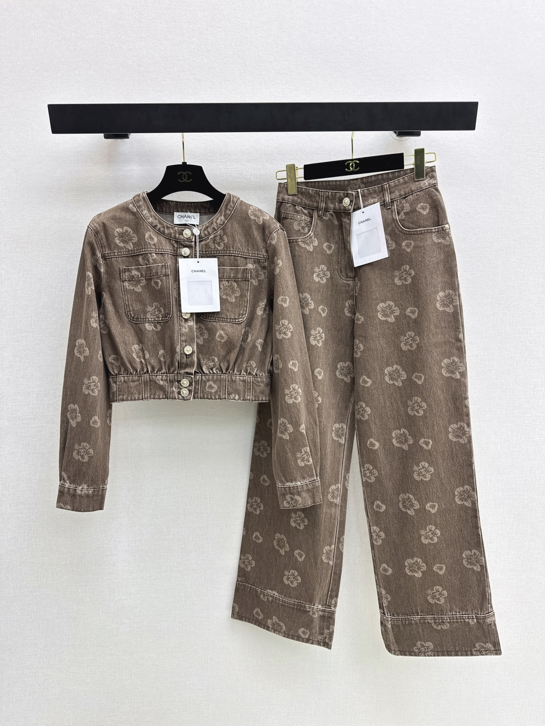 NO:753605,C Home 26Ss————The latest coco girl outfit in spring and summer, nostalgic washed flower print denim jacket, classic version, huge slimming upper body, customized enzyme washed denim fabric, a must-have item for Bai Fumei, high weave count organic pure cotton denim, soft and delicate texture, nostalgic retro wash, fashionable and advanced tone, one color ready for sale sml,,chanel,jackets & coats,jackets & coats,19860909C家 26Ss————春夏最新款coco女孩穿搭怀旧洗水花朵印花牛仔夹克外套经典版型上身巨显瘦 定制酵素洗水牛仔面料 白富美必入单品 高织数有机纯棉牛仔质感柔软细腻 怀旧复古洗水时髦又高级的调调 一色现货发售sml,,chanel,jackets & coats,jackets & coats,,Women's clothing