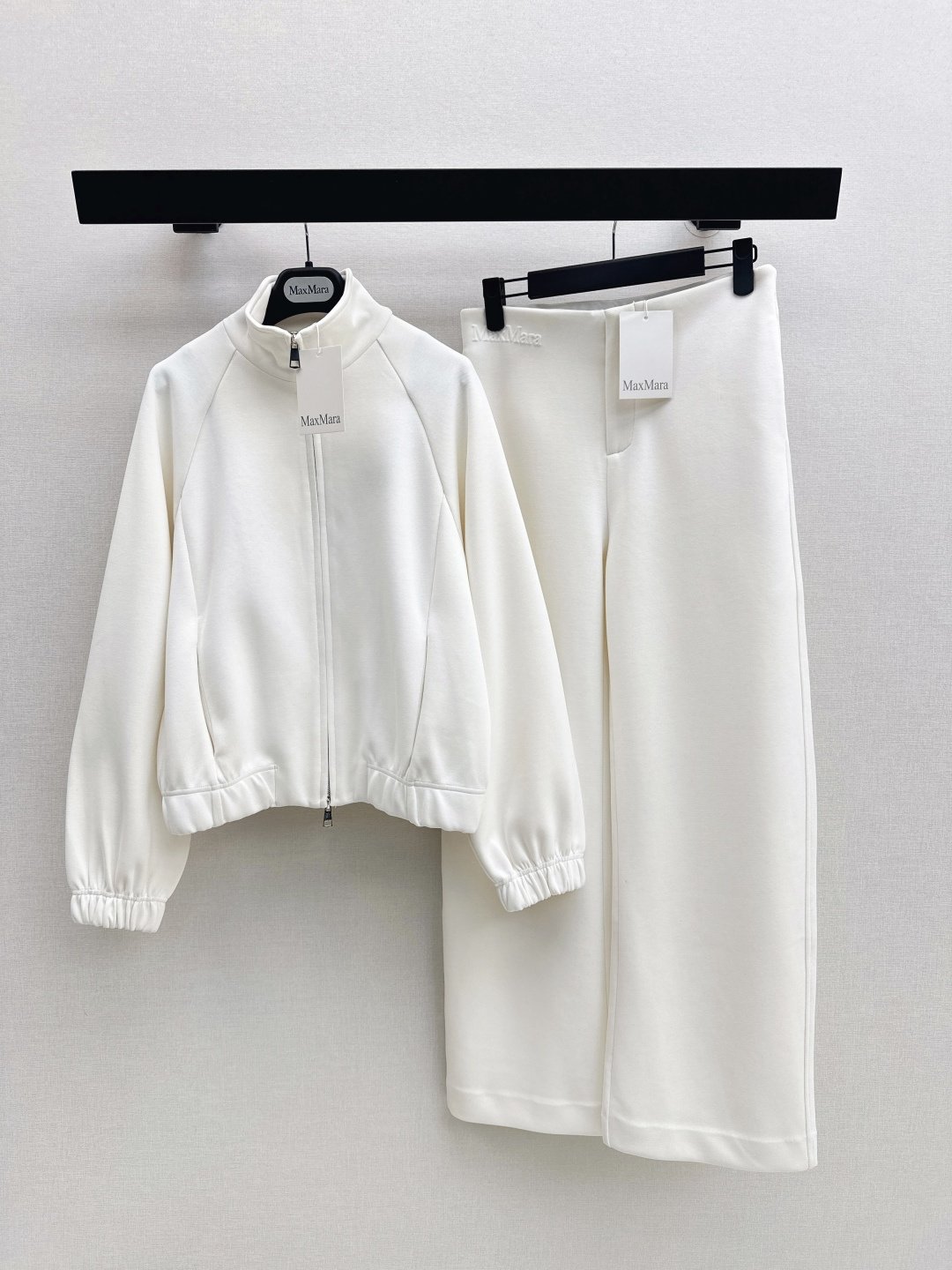 NO:753623,Fashionable and casual recommendation: Max 26Ss————The latest spring and summer casual suit with stand-up collar jacket + straight pants. A fashionable outfit for lazy people. It is very necessary for daily outings. Very easy to wear. A must-have for sports and leisure. It can be worn alone or as a set and looks good. Three-dimensional letter embossed decoration. Full sense of detail. Available in two colors. Ready for sale sml. Outside,,jackets & coats,jackets & coats,19860909时髦休闲推荐 Max 26Ss————春夏最新款休闲套装立领夹克外套+直筒裤 懒人一套时髦搭配 日常出街太需要了 非常好穿 运动休闲必备 可以单穿或者一套搭配都好看 立体字母压花装饰 细节感拉满 两色分开发 现货发售sml 外,,jackets & coats,jackets & coats,,Women's clothing