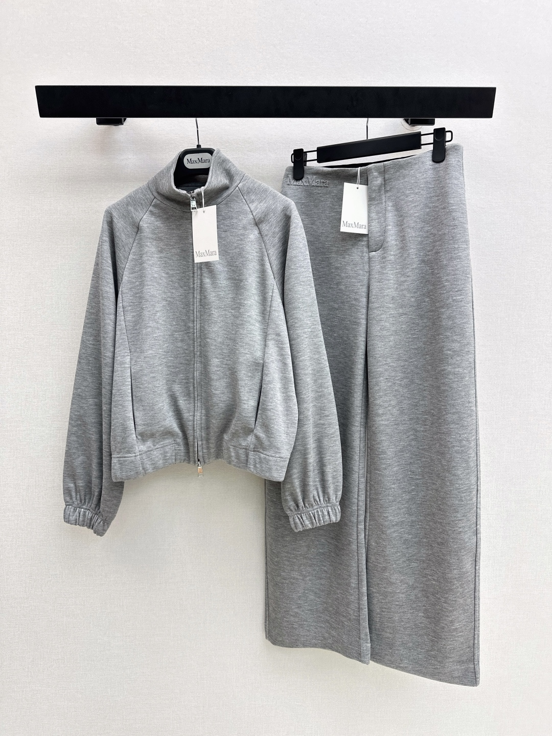 NO:753617,Fashionable and casual recommendation: Max 26Ss————The latest spring and summer casual suit with stand-up collar jacket + straight pants. A fashionable outfit for lazy people. It is very necessary for daily outings. Very easy to wear. A must-have for sports and leisure. It can be worn alone or as a set and looks good. Three-dimensional letter embossed decoration. Full sense of detail. Available in two colors. Ready for sale sml. Outside,,jackets & coats,jackets & coats,19860909时髦休闲推荐 Max 26Ss————春夏最新款休闲套装立领夹克外套+直筒裤 懒人一套时髦搭配 日常出街太需要了 非常好穿 运动休闲必备 可以单穿或者一套搭配都好看 立体字母压花装饰 细节感拉满 两色分开发 现货发售sml 外,,jackets & coats,jackets & coats,,Women's clothing