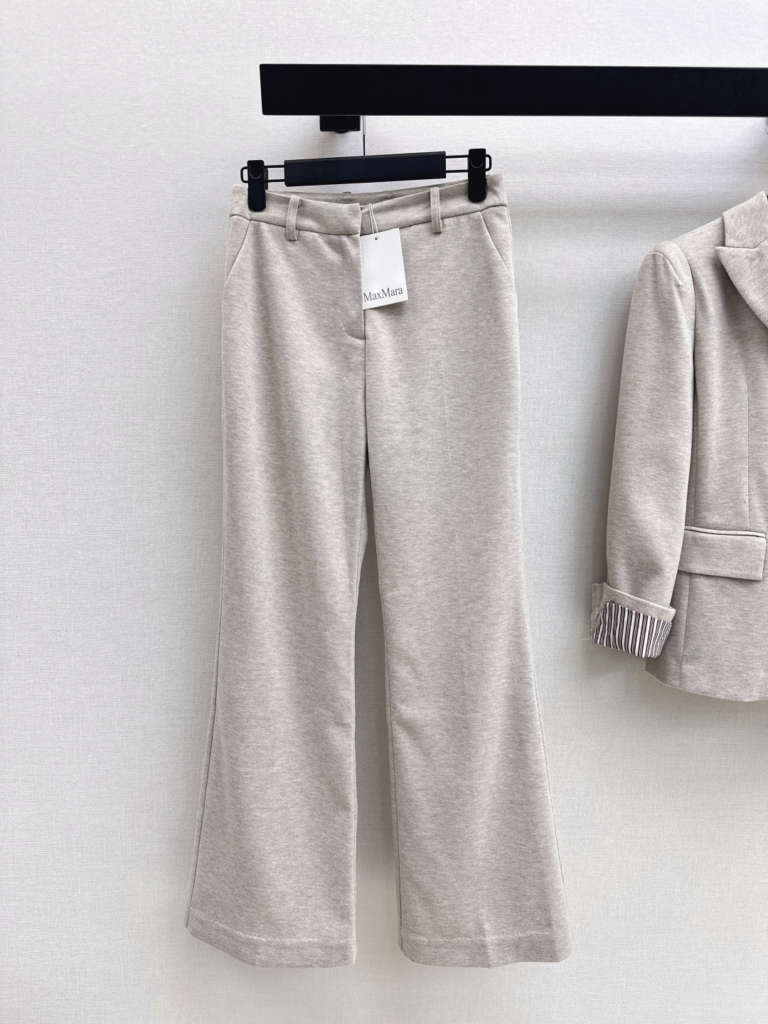 NO:753614,High-end commuting Max 26Ss————The latest high-end lady outfit in spring and summer. Three-dimensional waisted suit jacket + trousers. The custom-made fabric feels very crisp. It is very stylish and elegant. It has a proper temperament on the upper body. It is recommended to buy it. It looks good whether worn separately or as a set. Developed in one color. Ready for sale sml,, jackets & coats, business suit,19860909高阶通勤 Max 26Ss————春夏最新款高级感御姐穿搭套装立体收腰西装外套+西裤 定制面料挺括感很好 很有型优雅有型 一套上身妥妥的气质感 推荐入手 不管是分开穿或者一套搭配都很好看 一色分开发 现货发售sml,,jackets & coats,business suit,,Women's clothing