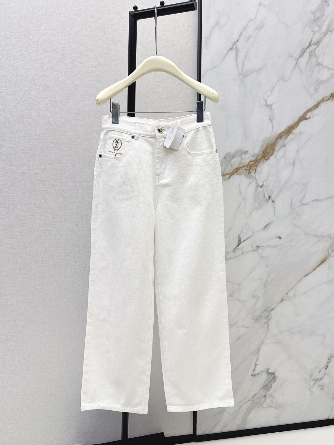 NO:753602,Bc 26Ss, a must-have model for long-legged women - the latest Australian Open limited series straight jeans for spring and summer. The white denim is super versatile and can be worn every time. It is a style that will never go out of style. The version is a straight-leg trousers cut. The upper body is super slim. The effect of lifting hips and slimming waist is obvious. You can have long legs immediately. One color ready for sale sml,,jeans,19860909长腿精必备款 Bc 26Ss————春夏最新款澳网限定序列直筒牛仔裤 白色系牛仔超级百搭 百穿不厌 是永远不会过时的款式 版型是直筒裤型剪裁 上身超级显瘦 提臀瘦腰效果明显 长腿立即拥有 一色现货发售sml,,jeans,,Women's clothing