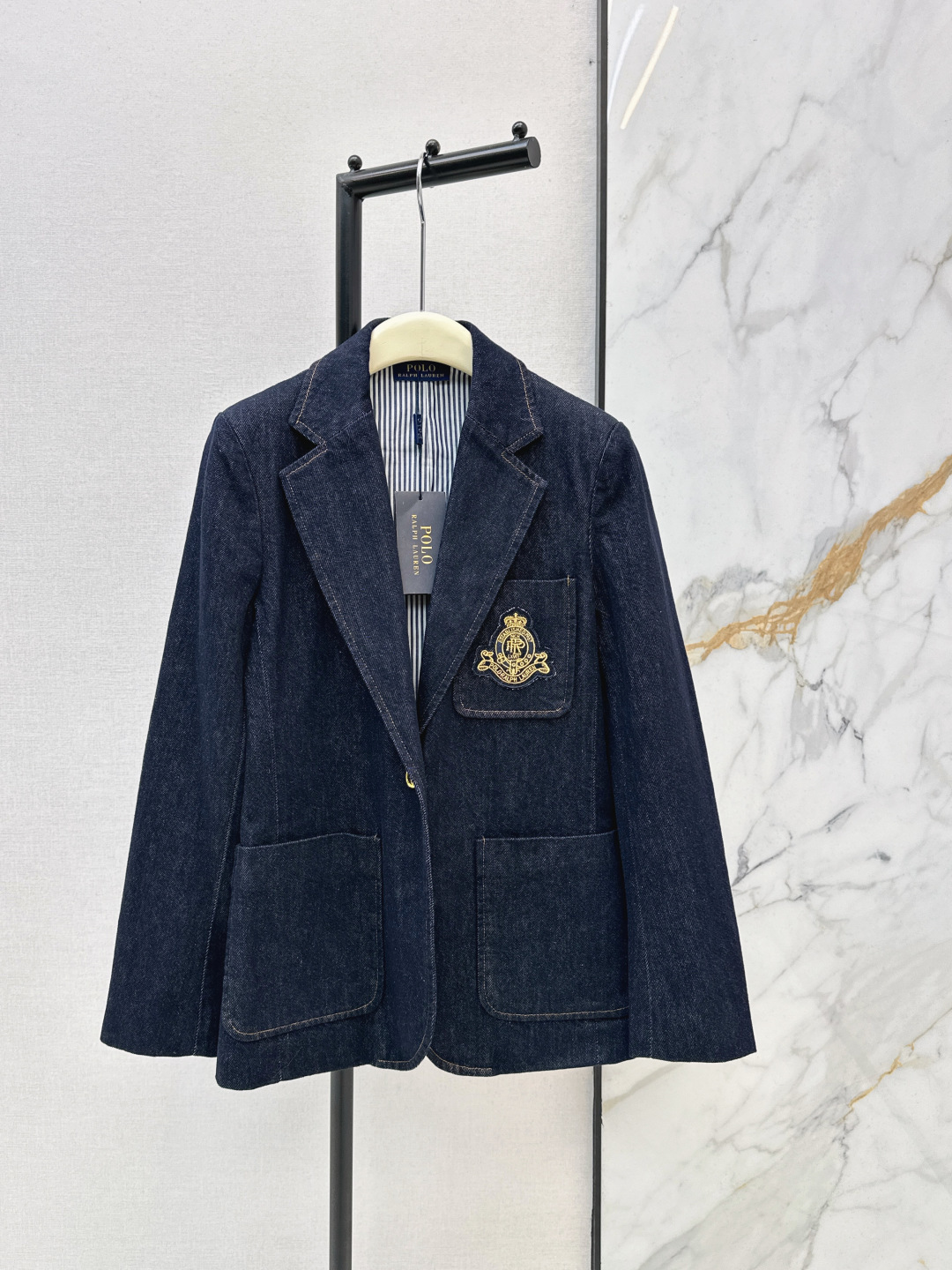 NO:753624,RL 26Ss————The latest spring and summer embroidered badge-embellished pocket suit jacket. It is fashionable online. It is very practical and can be used for casual daily life. It is also suitable for office workers. It is a well-tailored version. It is smart and neat. It has a slight shoulder pad design and is particularly aura. The original color washed denim fabric is full of heroism and very practical. One color ready for sale sml,, jackets & coats, business suit,19860909RL 26Ss————春夏最新款刺绣徽章装饰口袋西装外套 时髦感在线 实穿性很高 可休闲日常 职场OL也很适合 是合体剪裁的版型 干练利落 带有微垫肩设计 特别有气场 原色洗水牛仔面料 英气十足 非常实穿 一色现货发售sml,,jackets & coats,business suit,,Women's clothing