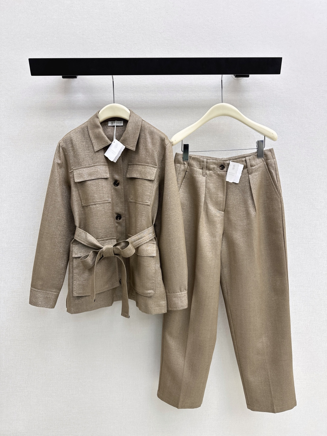 NO:753618,Old money style outfit Bc 26Ss——Early spring latest Italian minimalist style suit with waisted lapel jacket + trousers. Customized Biling linen fabric. Effortless high-end wear. Interpretation to create a low-key luxury high-end sense. Waisted, handsome version with casual and elegant temperament. Recommended outfit. One color ready for sale sml, jackets & coats,19860909老钱风穿搭 Bc 26Ss————早春最新款意式极简风套装收腰翻领外套+西裤 定制Biling亚麻面料 不废力的高级穿搭 演绎打造低调奢华的高级感 收腰帅气版型气质随性优雅 推荐一套穿搭 一色现货发售sml 外,,jackets & coats,,Women's clothing