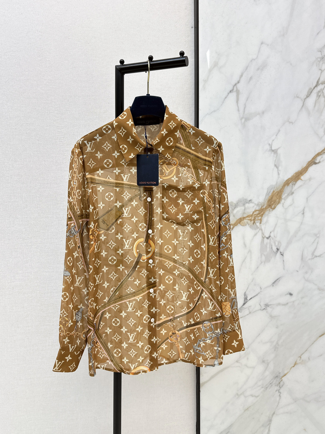 NO:757267,L's 26Ss————The latest printed shirt in spring and summer is slightly see-through. It is fashionable and discreet. It has a cute style. The version is easy for everyone to control. It is full of small details. Exquisite workmanship. The inner seams are sewn back and forth. The craft shirt is a great item and combination. Age-reducing fashion. Good HOLD style. Won the hearts of fairies. Soft and textured. One color ready for sale sml,, louis vuitton, shirts,19860909L家 26Ss————春夏最新款印花衬衫微透视 若隐若现时尚小心机 可A可乖的风格 版型属于谁都好驾驭的,满满小细节太加分 做工精致 内线来去缝工艺衬衣做为单品和搭配都是杠把子 减龄时尚 好HOLD住造型 深得仙女心 柔软有质感 一色现货发售sml,,louis vuitton,shirts,,Women's clothing