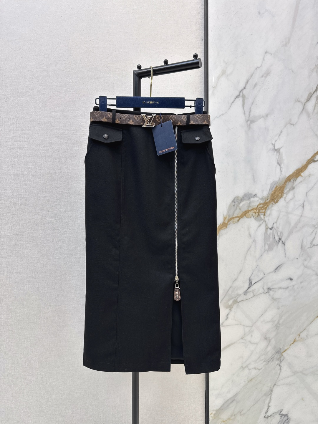 NO:757264,L Family 26Ss————The latest spring and summer style with side zipper belt decoration, age-reducing light luxury style skirt, super age-reducing and thoughtful item. The version is versatile and not picky. The texture of imported fabrics is delicate and comfortable. One color is available for sale sml,, louis vuitton, skirts,19860909L家 26Ss————春夏最新款侧边拉链腰带装饰减龄轻奢风半裙超级减龄心机单品 版型百搭不挑人 进口面料质感细腻舒适 一色现货发售sml,,louis vuitton,skirts,,Women's clothing