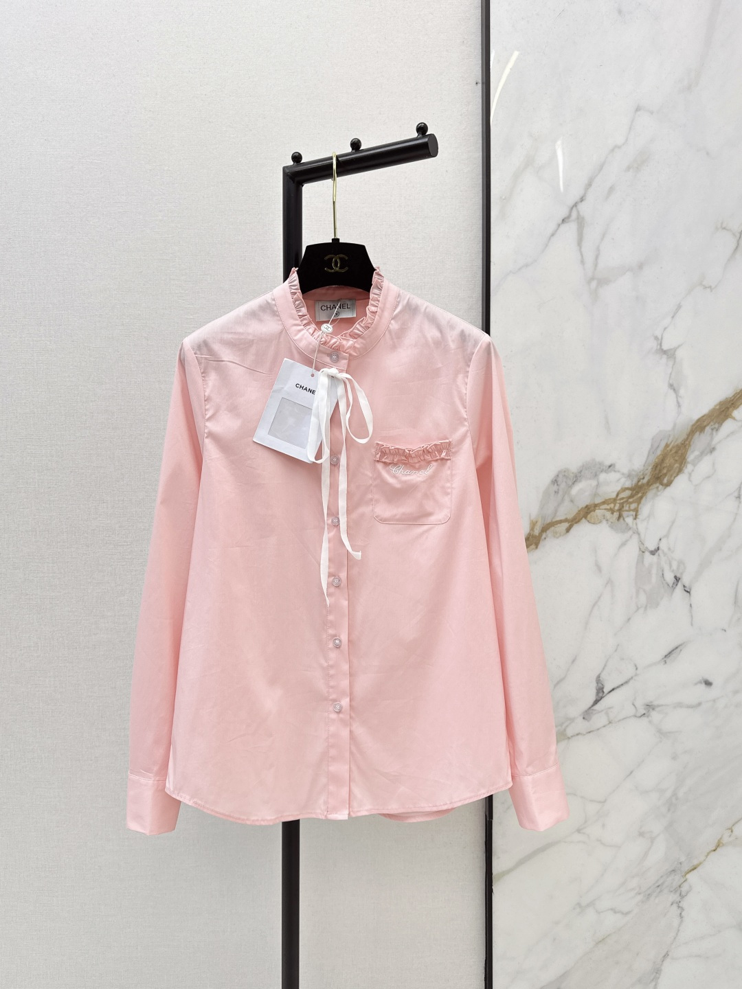 NO:757261,C Home 26Ss——The latest spring and summer streamer bow decorated shirt with low-key luxury three-dimensional tailoring. Streamlined line design. Noble and elegant yet full of gentle and intellectual temperament. Imported special materials. You will be amazed when you receive it. The texture of the customized fabric is amazing. Two colors are on sale in stock. sml, chanel, shirts,19860909C家 26Ss———春夏最新款飘带蝴蝶结装饰衬衫低调奢华立体剪裁 精简线条感设计 高贵典雅又尽显温柔知性的气质 进口特殊材质 收到手会很惊艳 定制面料质感超赞 两色现货发售sml,,chanel,shirts,,Women's clothing