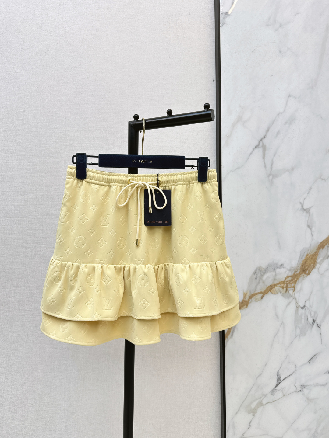 NO:757252,L Family 26Ss————The latest spring and summer logo embossed fishtail skirt, low-key luxury three-dimensional tailoring, streamlined line design, noble and elegant, and full of gentle and intellectual temperament. Imported special materials will be amazing when you receive it. The texture of the customized fabric is awesome. Two colors are available for sale now. SML, Louis Vuitton, Skirts,19860909L家 26Ss————春夏最新款logo压花鱼尾半裙低调奢华立体剪裁 精简线条感设计 高贵典雅又尽显温柔知性的气质 进口特殊材质 收到手会很惊艳 定制面料质感超赞 两色现货发售sml,,louis vuitton,skirts,,Women's clothing