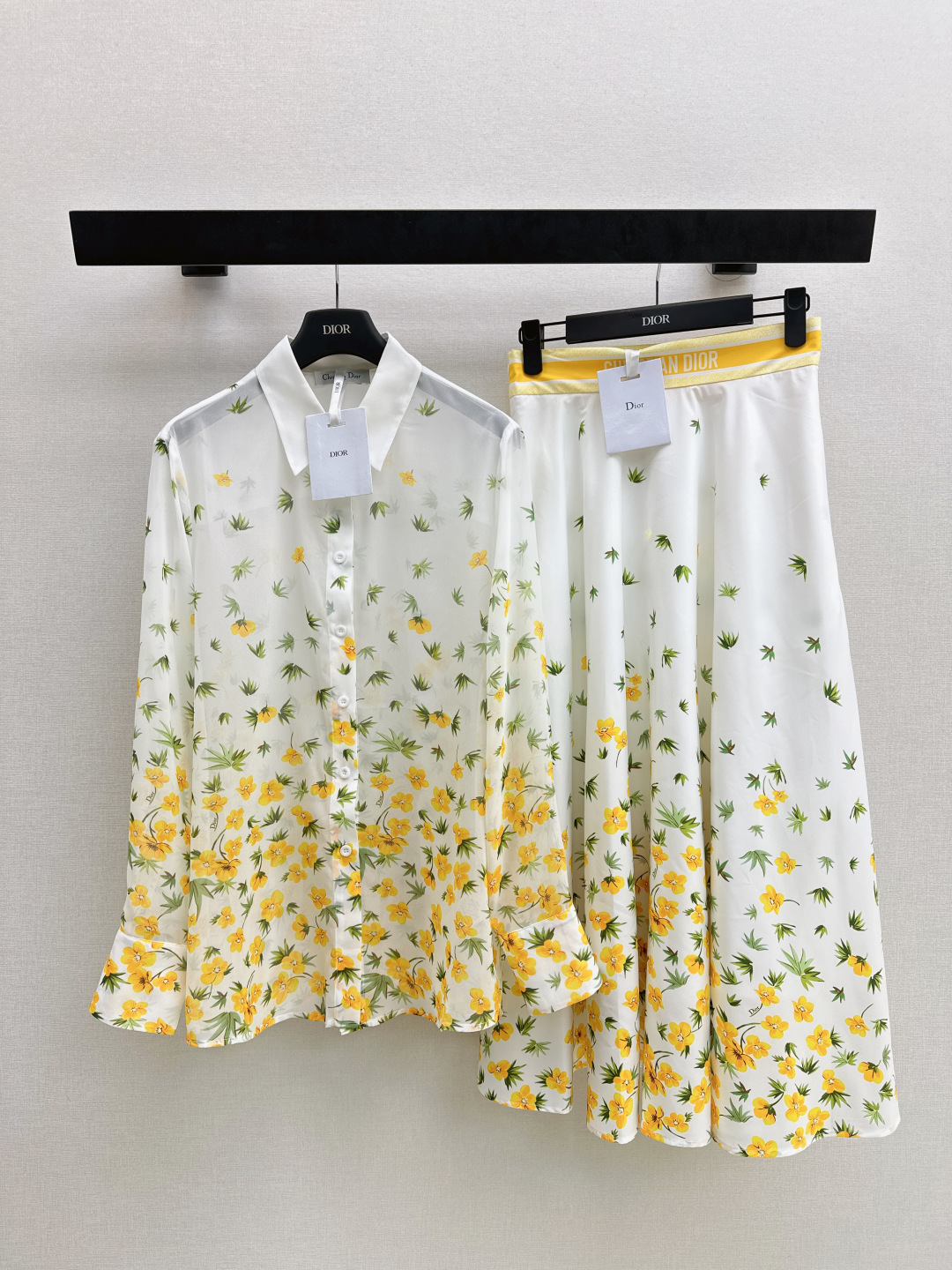 NO:757246,CD 26Ss————The latest spring and summer floral pattern print suit loose shirt + skirt, cute style, full of small details, exquisite workmanship, age-reducing fashion, good hold style, won the hearts of fairies, soft and textured, one color separated, ready for sale sml lining, skirts, shirts,19860909CD 26Ss————春夏最新款花卉图案印花套装宽松衬衫+半裙 可A可乖的风格 满满小细节太加分 做工精致 减龄时尚 好HOLD住造型 深得仙女心 柔软有质感 一色分开发 现货发售sml 衬,,skirts,shirts,,Women's clothing