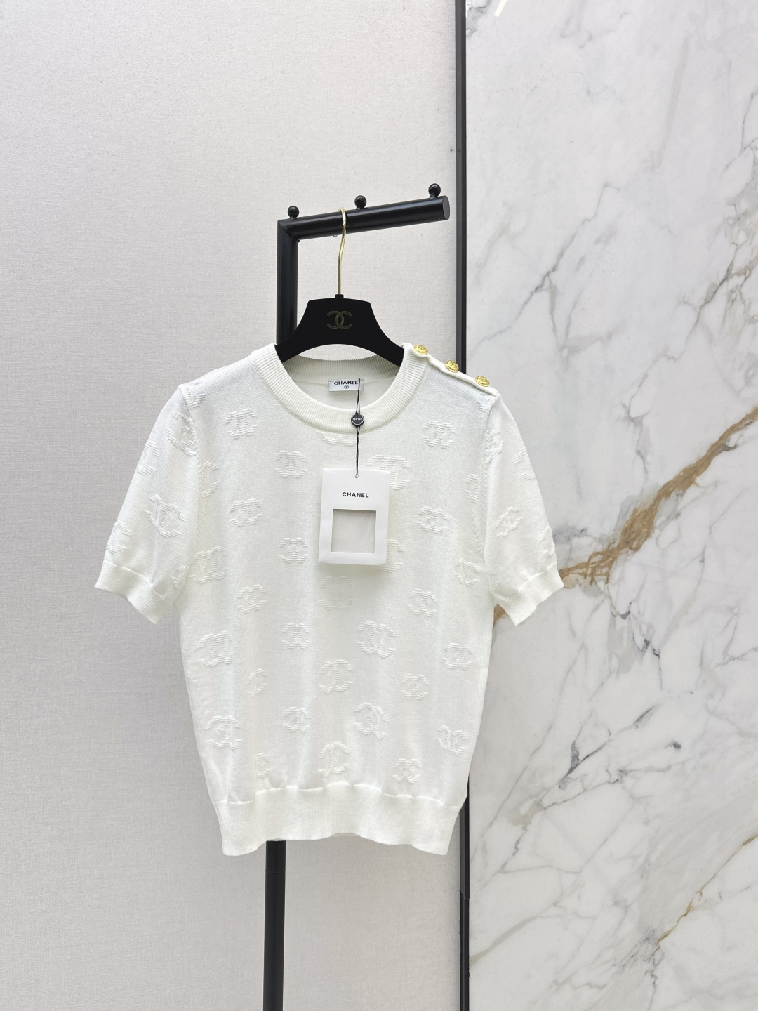 NO:757243,C Home 26Ss - the latest spring and summer short-sleeved sweater with logo woven pattern, 100% wool yarn, delicate and soft texture, classic age-reducing item, the shape is not picky and makes the upper body look slimmer, the perfect item that the rich and beautiful must have, the texture is great, two colors are available in stock, sml, chanel, T-shirt,19860909C家 26Ss———春夏最新款logo提织图案短袖针织衫百分百羊毛纱线 质感细腻软糯 经典减龄单品 版型不挑人上身巨显瘦 白富美必收的完美单品 质感超赞 两色现货发售sml,,chanel,T-shirt,,Women's clothing