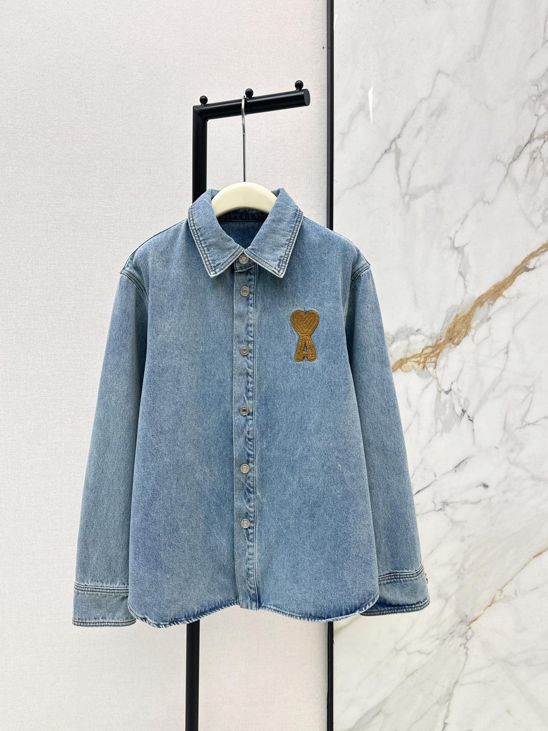 NO:757241,Stylish and exquisite outfit Ami 26Ss - the latest retro washed blue denim boyfriend denim jacket for spring and summer. The shirt collar is retro and nostalgic. The washed denim has a relaxed feel. Heavy craftsmanship, three-dimensional hook knitting love. Imported denim ribs are full of bone. Customized active wash craftsmanship. The upper body has a bang. The classic version is versatile and fashionable. The upper body is super slim. The texture of imported washed denim fabric is quite wide and stylish. One color ready for sale sml,, jackets & coats, shirts,19860909时髦精穿搭 Ami 26Ss————春夏最新款复古洗水蓝丹宁男朋友牛仔外套衬衫领复古怀旧洗水松弛感拉满 重工艺立体勾编爱心 进口牛仔筋骨感十足 定制活性洗水工艺上身A爆啦 经典版型不挑人百搭又时髦 上身超显瘦 进口洗水牛仔面料质感挺阔有型 一色现货发售sml,,jackets & coats,shirts,,Women's clothing