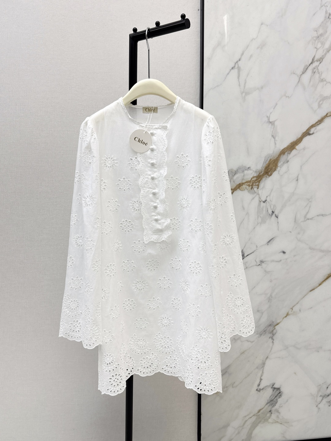 NO:757230,Ch～E 26Ss————The latest super fairy white hollow dress in spring and summer. Light and breathable floral hollow silk cotton fabric. French romantic sweet and salty temperament. The upper body is super beautiful. It has a sense of elegance and gorgeousness. Loose straight version + ruffled cuffs. Elegant and smart~~White and rich beauty must buy. One color ready for sale sml,,skirts,19860909Ch～E 26Ss————春夏最新款超仙的白色镂空连衣裙轻盈透气的花镂空丝棉面料 法式浪漫可甜可盐气质上身超美 自带优雅华丽感 宽松直筒版型+荷叶边袖口 优雅又灵动～～白富美必入 一色现货发售sml,,skirts,,Women's clothing