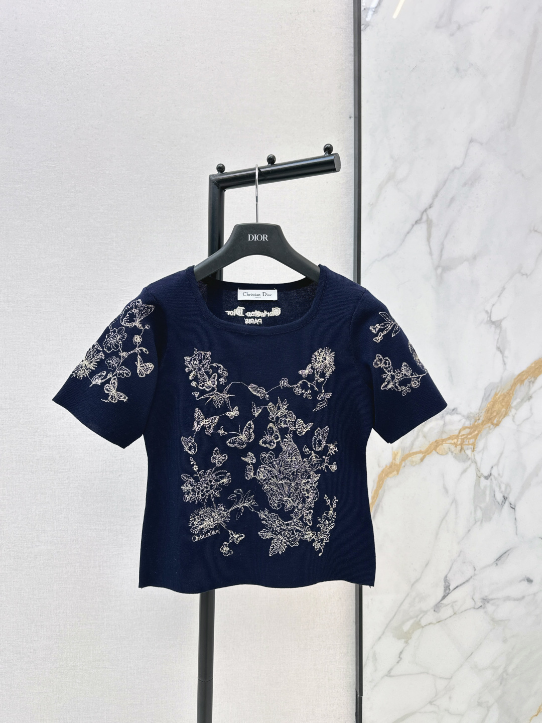 NO:757222,Exclusive first release of CD 26Ss - the latest heavily embroidered short-sleeved sweater for spring and summer. Customized knitted fabric. Multiple washes. Fashionable and western style. Regular knitted short-sleeved cut. The upper body is versatile and slimming. It is suitable for single wear and inner wear. Two colors are available for sale sml,, T-shirt,19860909独家首发 CD 26Ss———春夏最新款重磅刺绣短袖针织衫 定制针织面料 多重水洗 时髦洋气 常规针织短袖剪裁 上身百搭显瘦 单穿内搭都很合适两色现货发售sml,,T-shirt,,Women's clothing