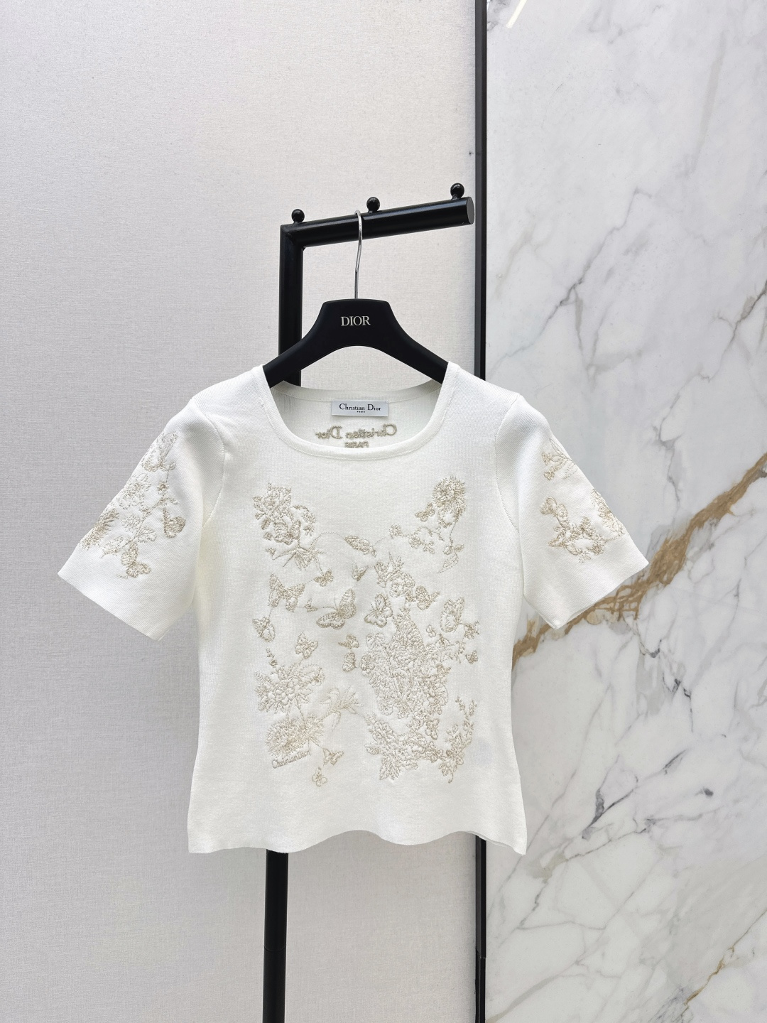 NO:757217,Exclusive first release of CD 26Ss - the latest heavily embroidered short-sleeved sweater for spring and summer. Customized knitted fabric. Multiple washes. Fashionable and western style. Regular knitted short-sleeved cut. The upper body is versatile and slimming. It is suitable for single wear and inner wear. Two colors are available for sale sml,, T-shirt,19860909独家首发 CD 26Ss———春夏最新款重磅刺绣短袖针织衫 定制针织面料 多重水洗 时髦洋气 常规针织短袖剪裁 上身百搭显瘦 单穿内搭都很合适两色现货发售sml,,T-shirt,,Women's clothing