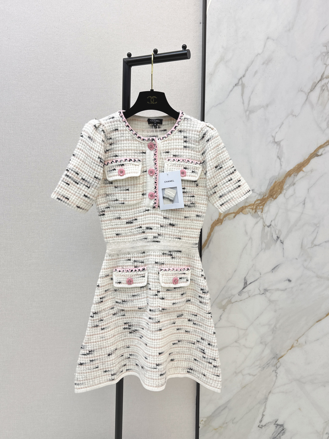 NO:757213,C home 26Ss————The latest coco style in spring and summer, customized floral yarn short-sleeved dress, full of high-end feeling. Imported woven gypsophila effect, heavy industry and texture. Customized yarn feels great. I love the gentle and elegant color system. The classic double-pocket slim version is slim. Elegant and elegant. Versatile and not picky. Bai Fumei’s must-have fashionable high-end items. One color ready for sale sml, chanel, skirts, T-shirt,19860909C家 26Ss————春夏最新款coco穿搭定制花纱短袖连衣裙高级感满满 进口机织满天星效果 重工超有质感 采用定制纱线手感超赞 大爱温柔优雅的色系 经典双口袋修身版型巨显瘦 气质优雅大气 百搭不挑人 白富美必备时髦高级单品 一色现货发售sml,,chanel,skirts,T-shirt,,Women's clothing