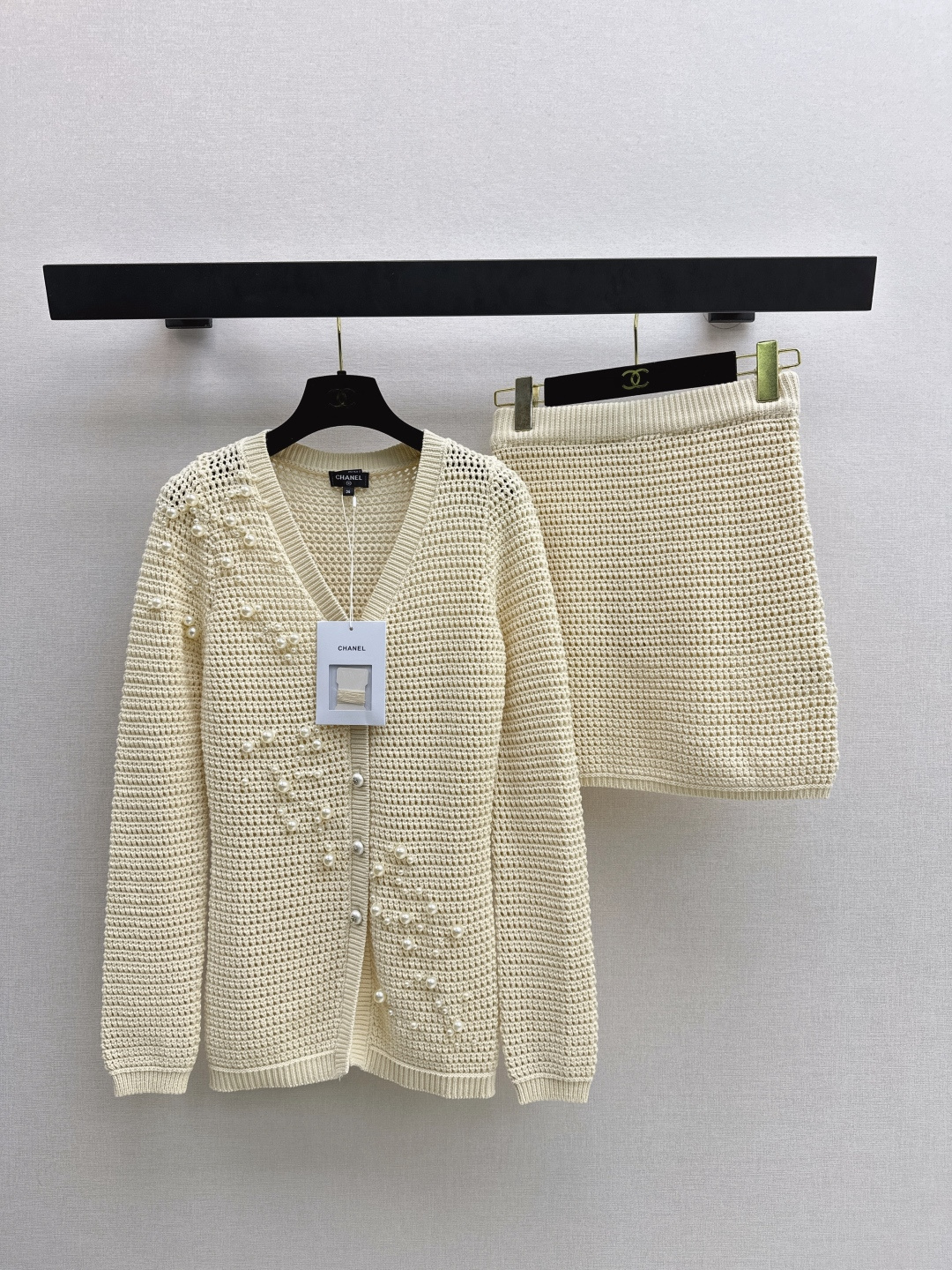 NO:757203,C Home 26Ss————The latest spring and summer Coco girl cream suit cardigan with pearl buckle details is languid and exquisite. The fabric has a soft velvet texture. The three-dimensional texture + soft waxy surface combines comfort and luxury. A set of combinations is more sweet, warm and casual. Unlock the luxury formula of high-end luxury wear for the whole season ~ One set is available in one color. sml,,chanel,19860909C家 26Ss————春夏最新款coco女孩奶油套装开衫珍珠扣细节慵懒精致 面料柔绒质感 立体肌理+软糯面兼顾舒适与高级 一套搭配更显甜暖随性 解锁全季高奢穿搭的奢华公式～一套出 一色现货发售sml,,chanel,,Women's clothing