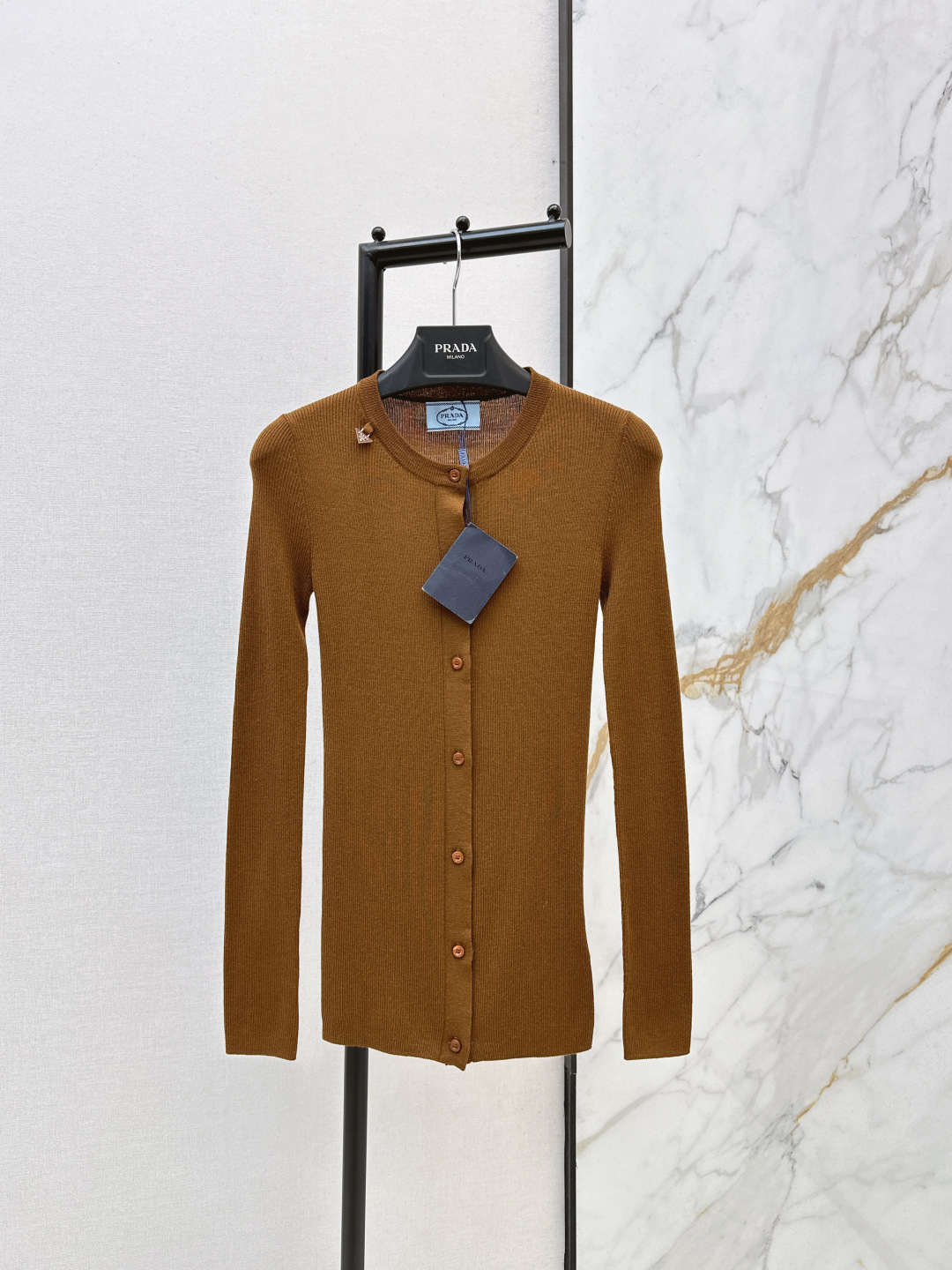 NO:757198,PD 26Ss————The latest wool knitted cardigan in early spring is made of high-quality sheep wool knitted fabric. It is soft and skin-friendly and breathable. It is super comfortable for daily wear. Simple round neck + metal buttons. Slim tailoring to outline the figure. Black and versatile. It can be easily worn in business, leisure and home. Whether paired with a suit or jeans, it can show the perfect combination of light luxury and practicality. It is a must-have classic item in the wardrobe. One color ready for sale sml,,jeans,business suit,19860909PD 26Ss————早春最新款羊毛针织开衫采用高品质绵羊毛针织面料 柔软亲肤又透气 日常穿着超舒适 简约圆领+金属纽扣 修身剪裁勾勒身形 黑色百搭 商务休闲居家都能轻松驾驭 无论搭配西装还是牛仔裤 都能展现轻奢与实用的完美结合 是衣橱必备经典单品 一色现货发售sml,,jeans,business suit,,Women's clothing