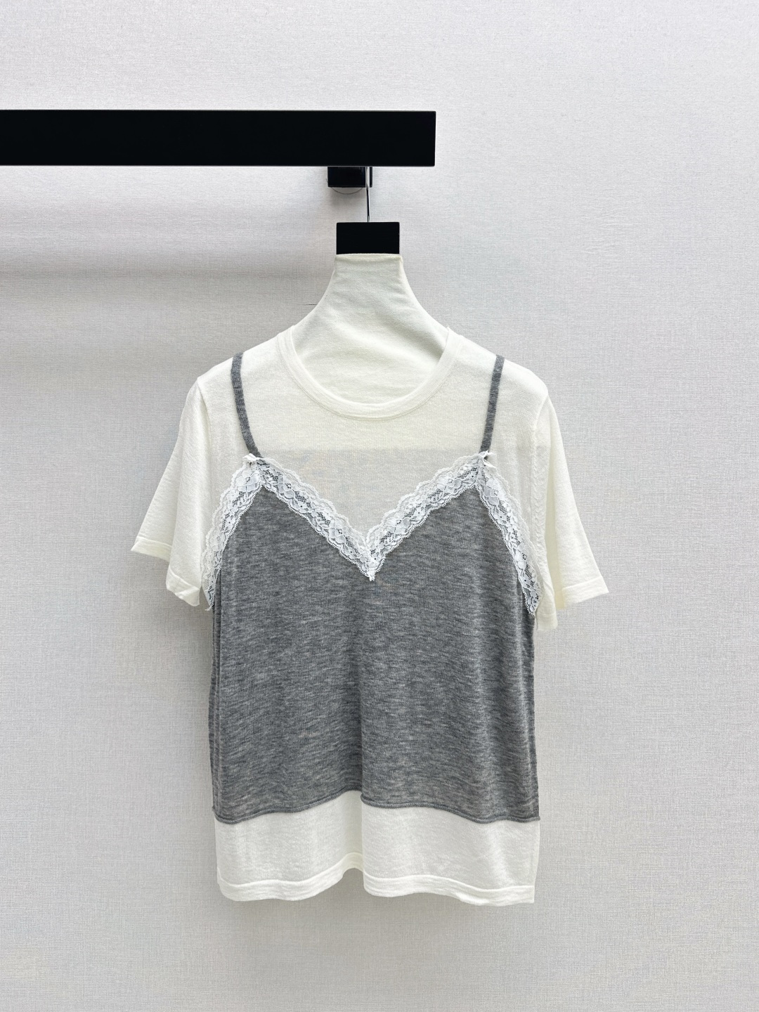 NO:757239,Exclusive model ~ Fashionable design 26Ss————The latest spliced ​​lace fake two-piece sweater for spring and summer is extremely fashionable. It is very easy to match. You can become a fashionista whether you wear it alone or as an inner layer. Two colors are available for sale sml,,19860909独家款～ 时髦设计 26Ss————春夏最新款拼接蕾丝假两件针织衫时尚感爆棚 超好搭配 无论单穿还是当内搭都能成为时尚达人 两色现货发售sml,,,Women's clothing