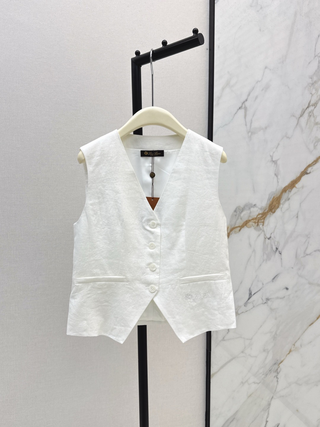 NO:757216,Old money style high-end commuting, very practical. LP 25Ss————The latest cotton and linen series for spring and summer, a series of loose shirts + straight pants + vests are made of high-weight cotton and linen fabrics. The texture is super good, very high-end, proper old money style. It can be used for daily gatherings or commuting. Lazy and casual, with a sense of vacation. Strong sense of style. Two colors are developed separately. Ready for sale sml lining, loro piana, shirts,19860909老钱风高阶通勤 实穿性超高 LP 25Ss————春夏最新棉麻一系列宽松衬衫+直筒裤 +马甲采用了高克重的棉麻面料 质感超好 非常高级 妥妥的老钱风 日常聚会或者通勤都可以 慵懒休闲又有度假感 很强的造型感 两色分开发 现货发售sml 衬,,loro piana,shirts,,Women's clothing