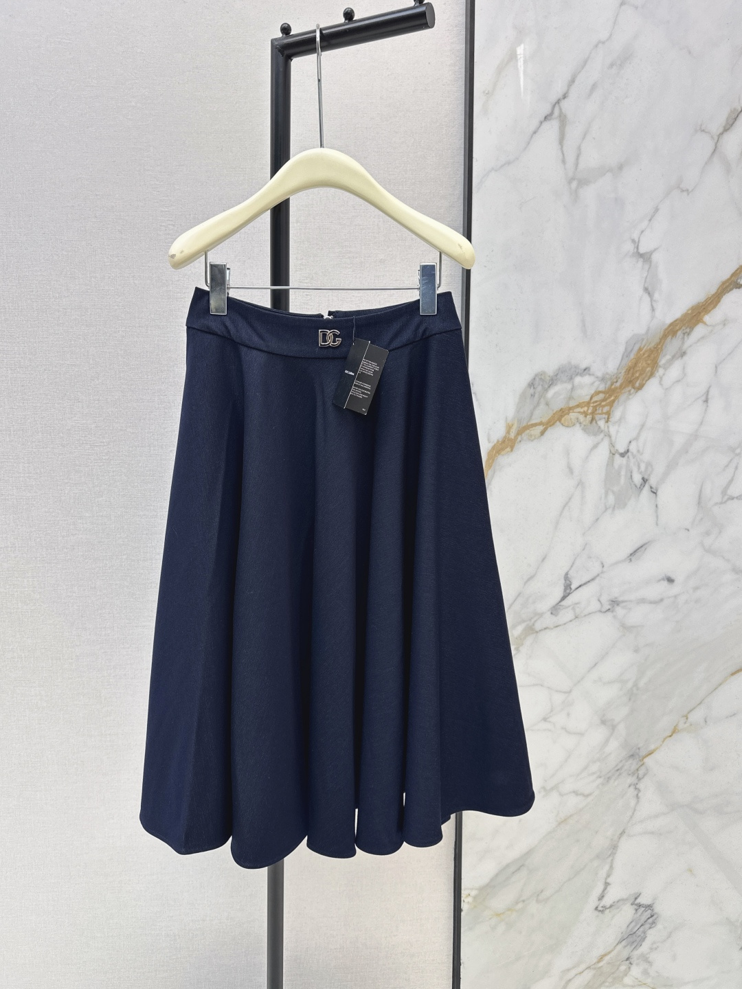 NO:757201,Exclusive first release of DG 26Ss - the latest elegant look suit for spring and summer. Navy blue single-breasted blazer + hardware-decorated umbrella-shaped large skirt. Exclusively customized fabric. The navy blue color is very correct. The upper body is very white. The proportion of one set is 1.8 meters. It is high-end and elegant. Fashionable and elegant. Suitable for daily commuting. Available in one color. Ready for sale sml,,skirts,jackets & coats,business suit,19860909独家首发 DG 26Ss————春夏最新款一套优雅Look套装藏青色单排扣西装外套+五金装饰伞状大裙摆半裙 独家定制的面料 藏蓝色颜色很正 上身是很显肤色白的 一套搭配穿出一米八比例感 高级有气质感 时髦又有优雅范 通勤日常皆可 一色分开发 现货发售sml,,skirts,jackets & coats,business suit,,Women's clothing