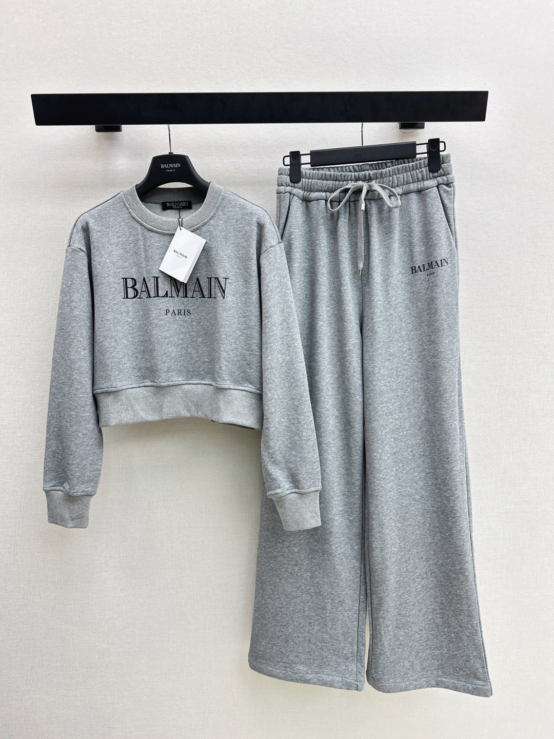 NO:757233,Fashionable and casual recommendation: Bal 26Ss————The latest letter print decorative suit for spring and summer. A fashionable set for lazy people. Short round neck sweatshirt + elastic sweatpants. It is very necessary for daily outings. Very easy to wear. A must-have for sports and leisure. It can be worn alone or in a set and looks good. It is made of terry cotton. The texture is available online. One set is available in one color. SML,, hoodie, sweatshirts,19860909时髦休闲推荐 Bal 26Ss————春夏最新款字母印花装饰套装 懒人一套时髦搭配 小短款圆领卫衣+松紧卫裤 日常出街太需要了 非常好穿 运动休闲必备 可以单穿或者一套搭配都好看 采用毛圈纯棉 质感在线 一套出 一色现货发售sml,,hoodie,sweatshirts,,Women's clothing