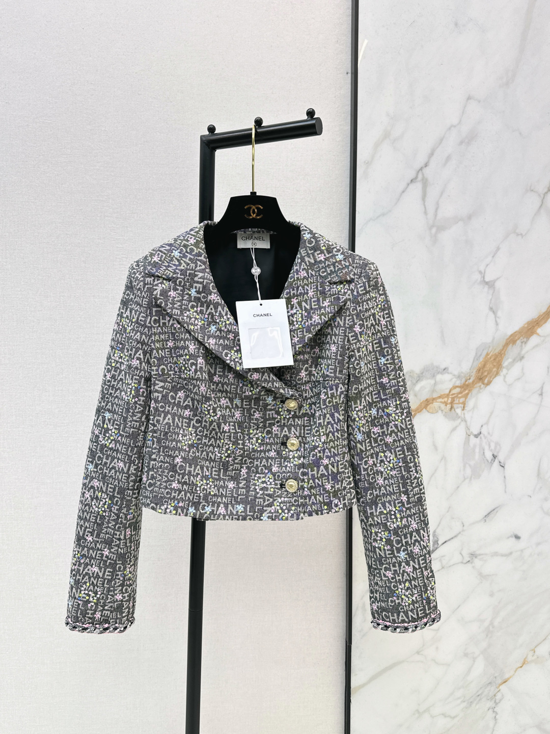 NO:757228,Exclusively launched by C Home 26Ss - the latest denim jacket with heavy bronzing decoration for spring and summer. Short lapel cut. Can be worn all year round. Highly practical. Distressed wash. Has a retro and fashionable feel. Available in stock in one color. SML,, chanel, jackets & coats,19860909独家首发 C家 26Ss————春夏最新款重磅烫金工艺装饰牛仔外套 小短款翻领版型剪裁 一年四季都可以穿 实穿性超高 做旧的洗水 自带复古时髦感 一色现货发售sml,,chanel,jackets & coats,,Women's clothing