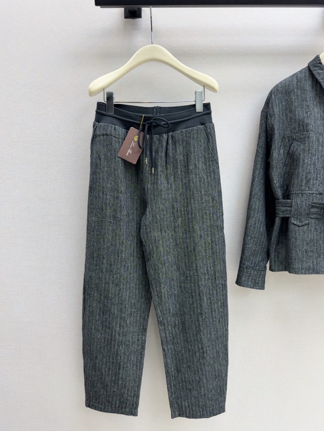 NO:757224,Old money style outfit LP 26Ss——Early spring latest Italian minimalist style suit waisted lapel jacket + trousers Customized herringbone high machine gray fabric Effortless high-end wear Interpretation to create a low-key luxury high-end sense Waisted handsome version with casual and elegant temperament Recommended outfit One color ready for sale sml, loro piana, jackets & coats,19860909老钱风穿搭 LP 26Ss————早春最新款意式极简风套装收腰翻领外套+西裤 定制人字纹高机灰面料 不废力的高级穿搭 演绎打造低调奢华的高级感 收腰帅气版型气质随性优雅 推荐一套穿搭 一色现货发售sml,,loro piana,jackets & coats,,Women's clothing