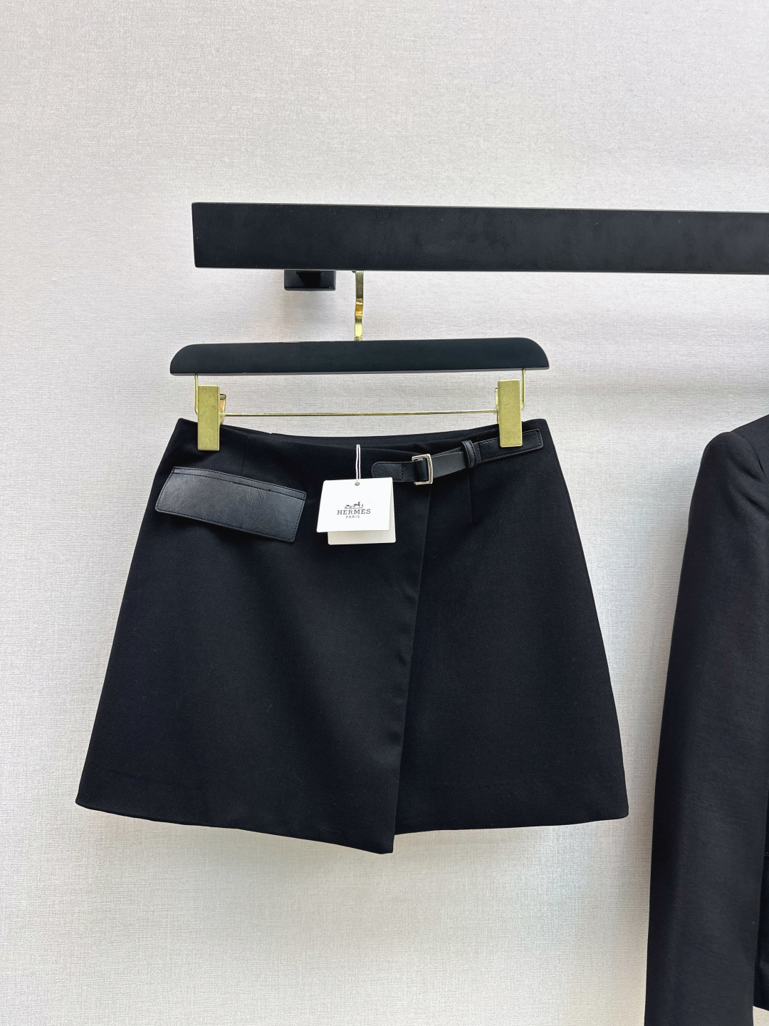 NO:757215,Minimalist and versatile, Her 26Ss————The latest spring and summer skirt decorated with leather straps. It is made of coarse twill fabric. It is textured and crisp. The leather pockets + leather straps decorate the waist. It is very beautiful. The version is a high-waisted A-line cut. The length is just right. It shows the length of the legs. Side slits. It is so easy to wear every day. It is versatile and has no worries. One color ready for sale sml,,skirts,19860909极简百搭 Her 26Ss————春夏最新款皮袢装饰装饰半裙 选用粗斜纹的面料 富有肌理感挺括有型 皮口袋+皮袢装饰腰头很好看 版型是高腰A字剪裁 长度恰到好出 巨显腿长 侧边开叉 日常太好穿了 百搭无烦恼 一色现货发售sml,,skirts,,Women's clothing