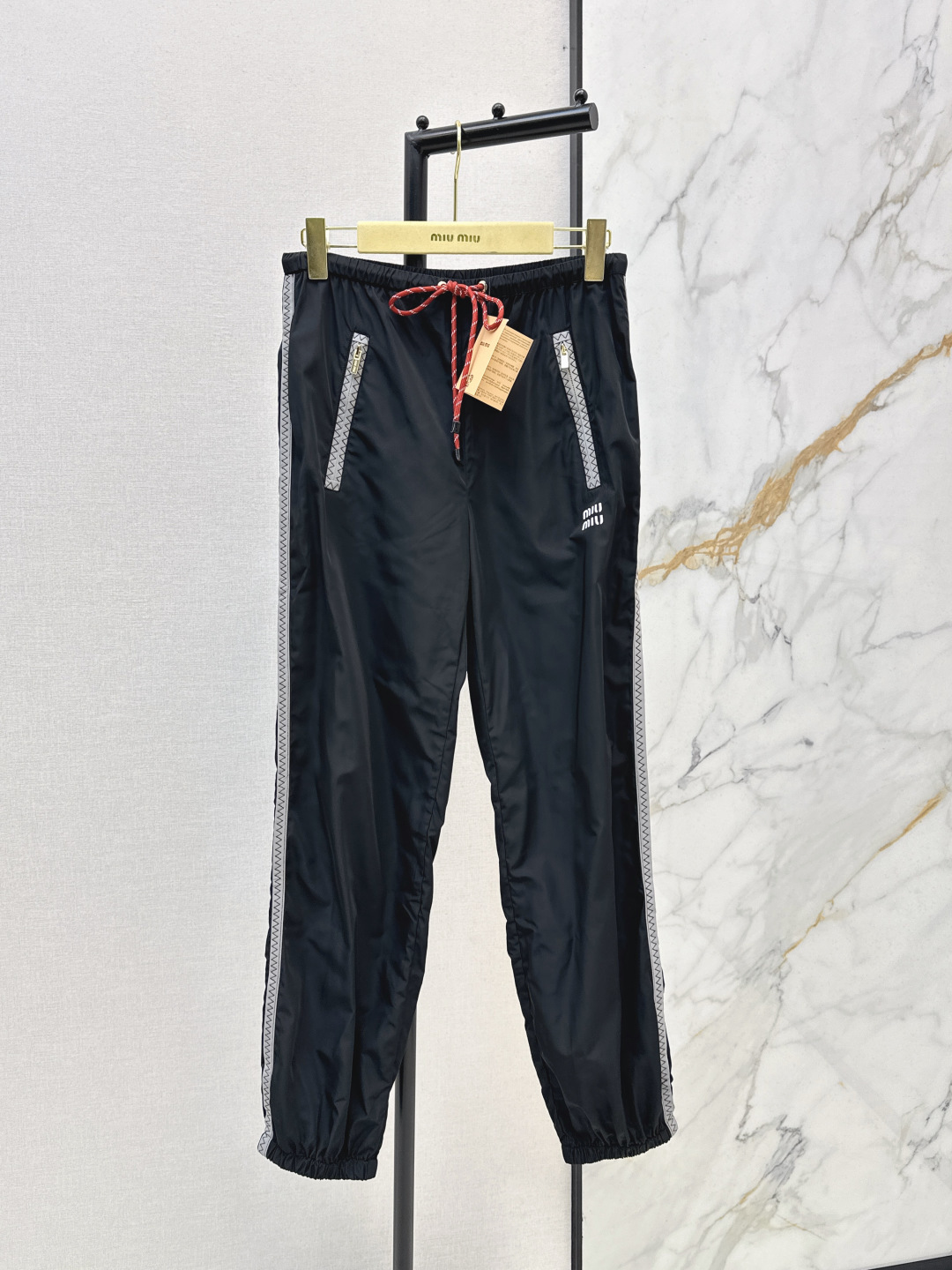 NO:758758,Miu 26Ss————The latest casual and versatile trousers for spring and summer. The classic logo is perfectly embellished. It looks great on the upper body, especially!  The style of matching is also very versatile. Exquisite advanced customization. Textured fabrics. The texture is great. The upper body is cool and handsome, reducing age and fashionable. Two colors are available in stock. sml,,miumiu,19860909Miu 26Ss————春夏最新款休闲百搭束脚长裤经典Logo完美点缀 超级看好上身特别赞！搭配的风格也很通吃 精致高级定制 富有肌理感的面料 质感超赞 上身酷帅减龄时髦 两色现货发售sml,,miumiu,,Women's clothing