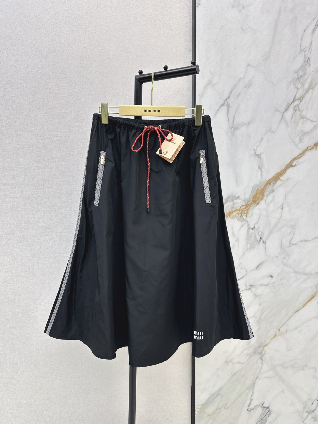 NO:758748,Miu 26Ss————The latest spring and summer nylon casual suit hooded jacket + elastic waist skirt. The dressing function has always been particularly powerful. This can be matched with any combination to create a taller and slimmer upper body effect, with a handsome and casual American high-street temperament!  Highly recommended for self-retention!  Breathable and silky, cool-feeling technical fabric creates a naked and comfortable feel. The most indispensable one. Available in one color. sml,,miumiu,skirts,jackets & coats,jackets & coats,hats,19860909Miu 26Ss————春夏最新款尼龙休闲套装连帽夹克外套+松紧腰半裙 穿搭功能一直是特别强大 这款任意搭配 打造显高显瘦的上身效果,美式高街帅气随性气质！强烈推荐自留款！透气丝滑 冰凉感科技面料 打造裸感舒适 最最不可或缺的一款 一色现货发售sml,,miumiu,skirts,jackets & coats,jackets & coats,hats,,Women's clothing