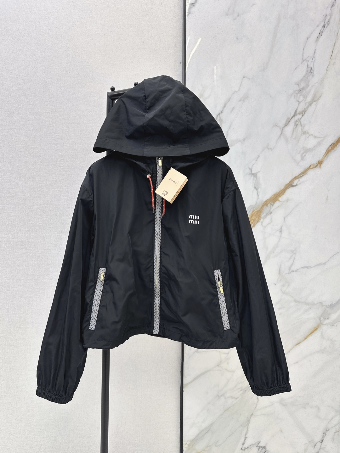 NO:758741,Miu 26Ss————The latest spring and summer nylon casual suit hooded jacket + elastic waist skirt. The dressing function has always been particularly powerful. This can be matched with any combination to create a taller and slimmer upper body effect, with a handsome and casual American high-street temperament!  Highly recommended for self-retention!  Breathable and silky, cool-feeling technical fabric creates a naked and comfortable feel. The most indispensable one. One color ready for sale sml. Outside,,miumiu,skirts,jackets & coats,jackets & coats,hats,19860909Miu 26Ss————春夏最新款尼龙休闲套装连帽夹克外套+松紧腰半裙 穿搭功能一直是特别强大 这款任意搭配 打造显高显瘦的上身效果,美式高街帅气随性气质！强烈推荐自留款！透气丝滑 冰凉感科技面料 打造裸感舒适 最最不可或缺的一款 一色现货发售sml 外,,miumiu,skirts,jackets & coats,jackets & coats,hats,,Women's clothing